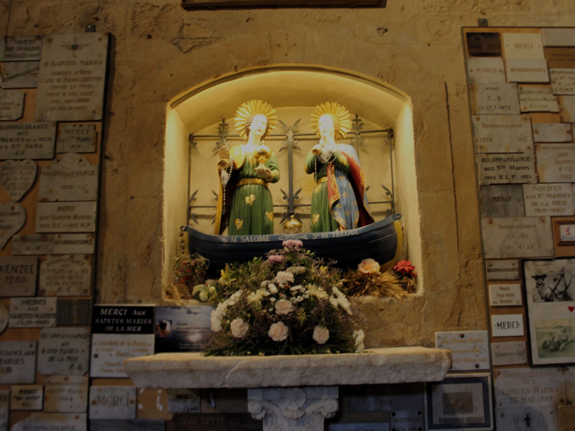 Iglesia de la patrona de los gitanos en Francia Barca de las Saintes-Maries-de-la-Mer en Francia