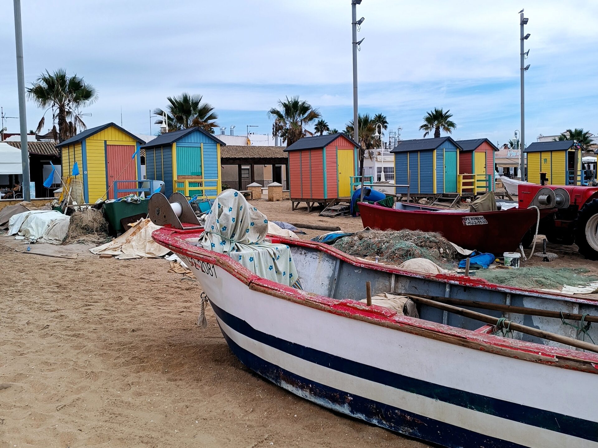 Barrio de pescadores con casetas de colores en Islantilla Qué ver en Costa de la Luz Huelva