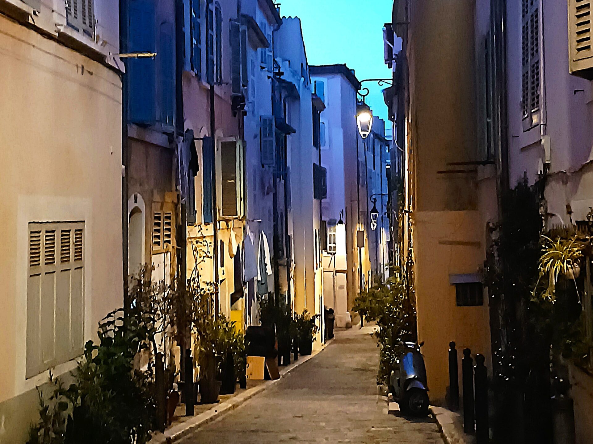 Barrio Le Panier al anochecer