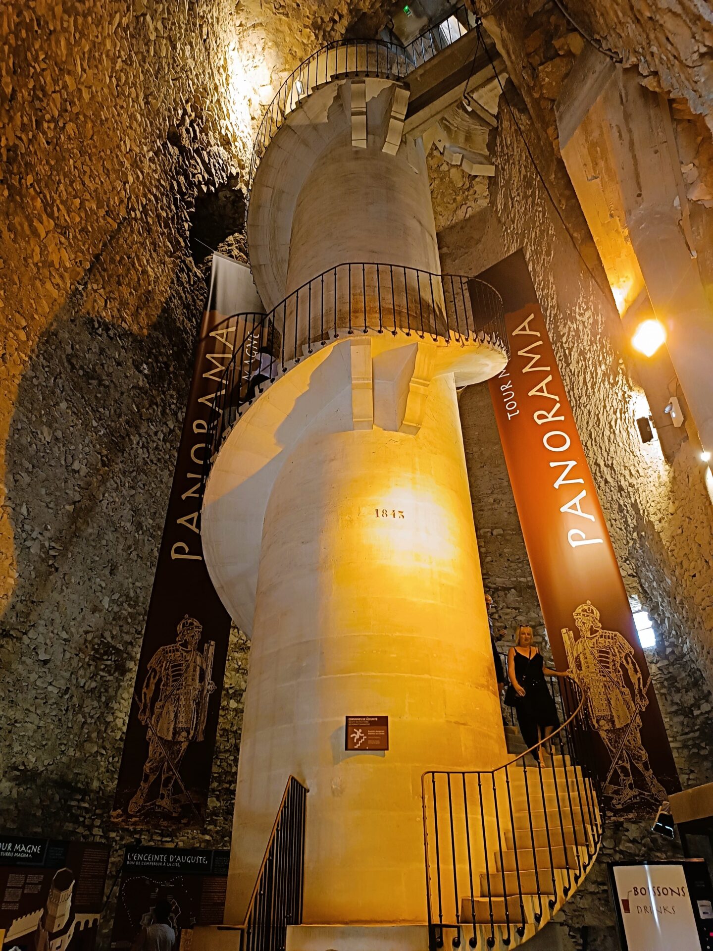 Interior de la torre Magna de Nimes