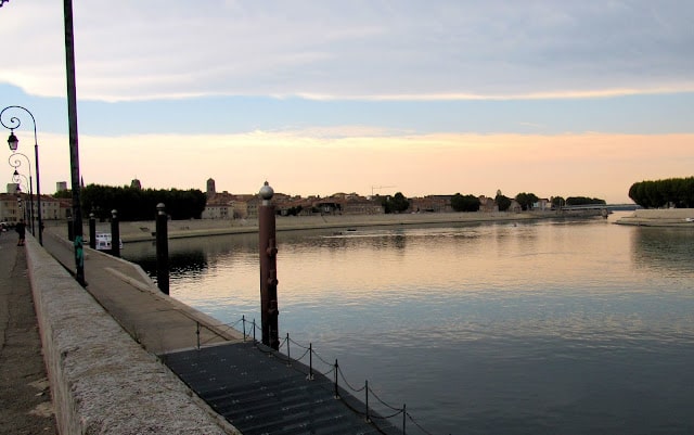 Muelle de Arles pintado por Van Gohg