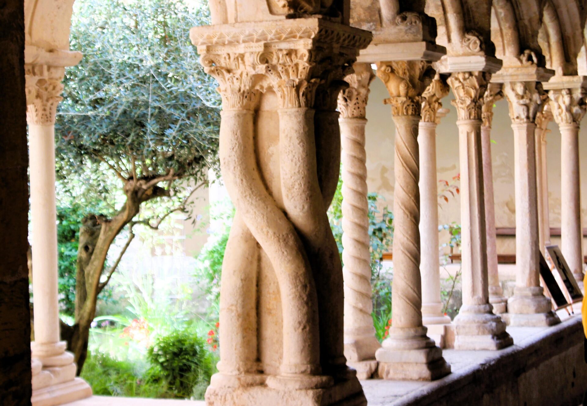 Columnas entrelazadas del claustro de Aix