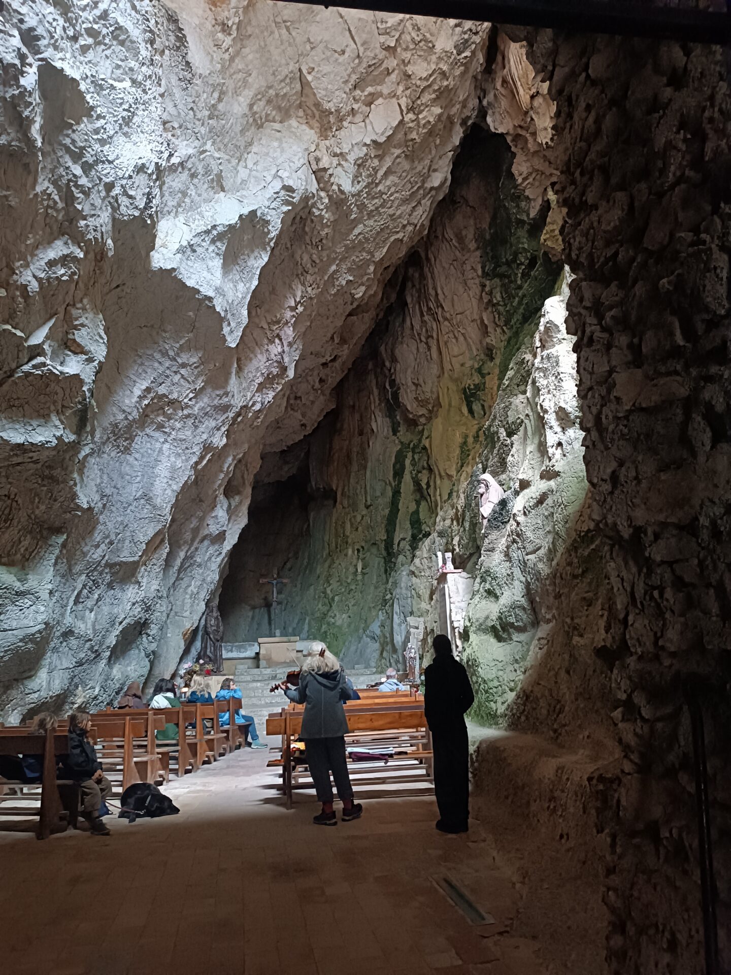 Cueva de la ermita de Saint-Antoine en Pirineos franceses Interior de la ermita de Saint-Antoine en Galamus