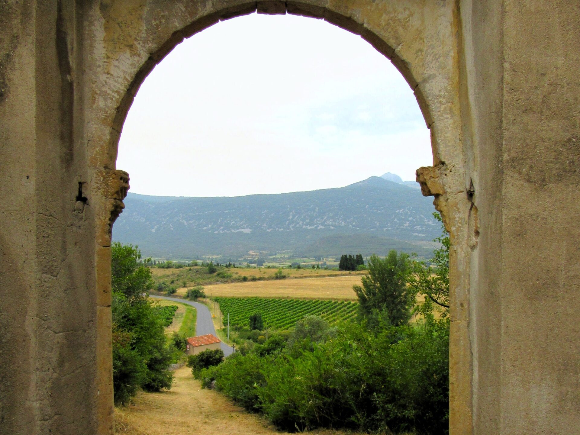 Iglesia románica en Fenouillet Francia Ruta Castillos cátaros de Francia