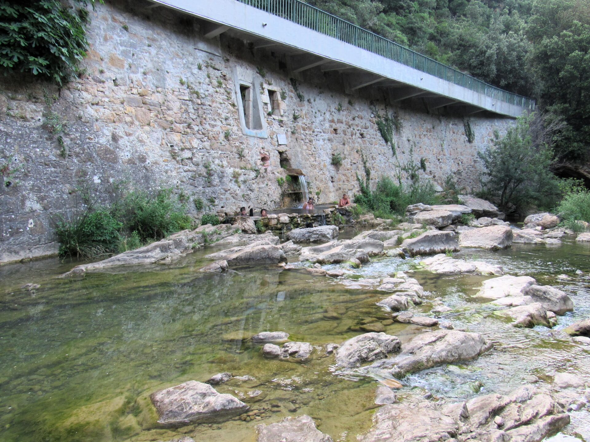 Fuentes termales en los Pirineos de Aude Ruta Castillos cátaros de Francia