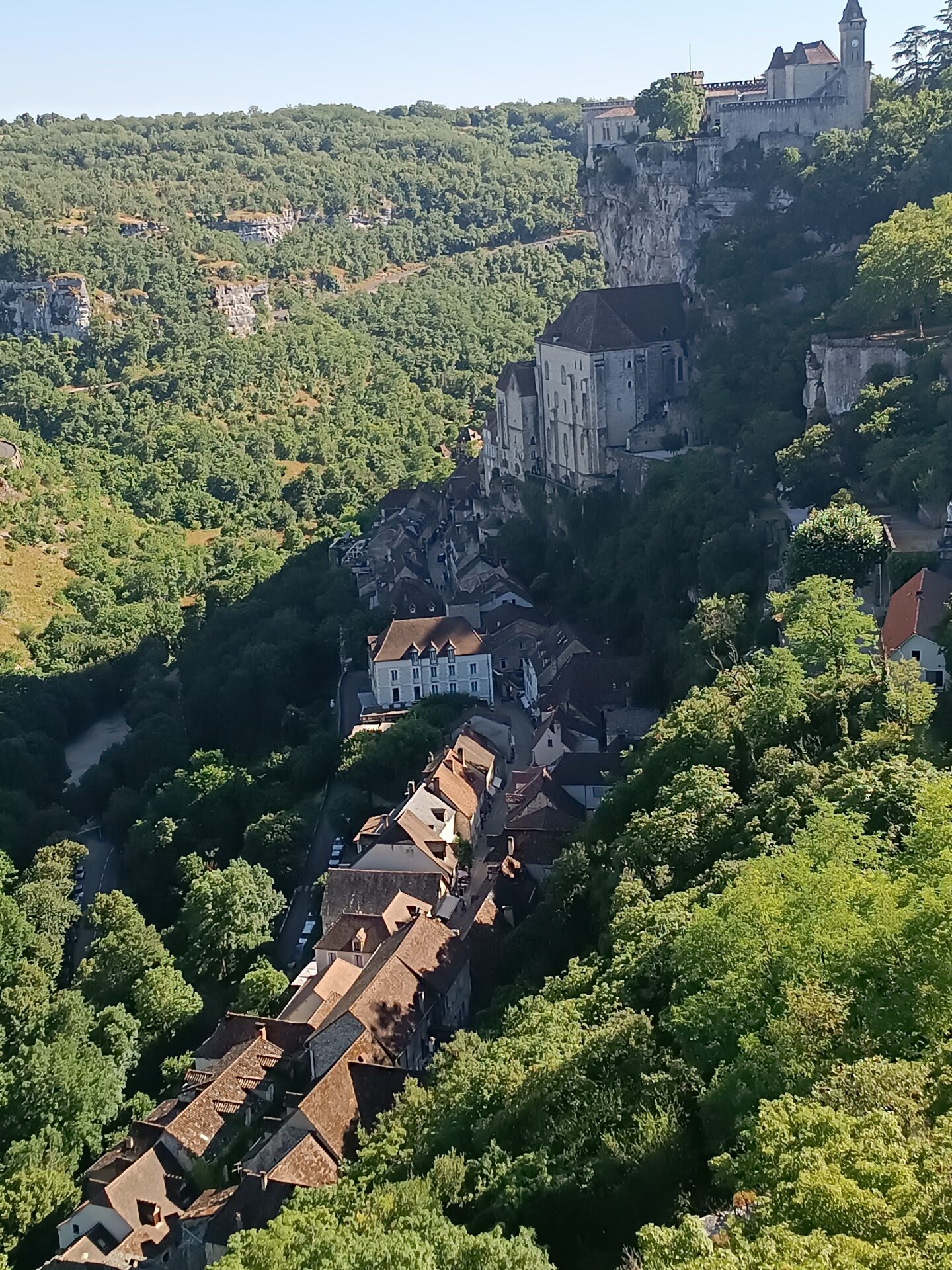 Pueblo sobre una roca en Lot. Francia