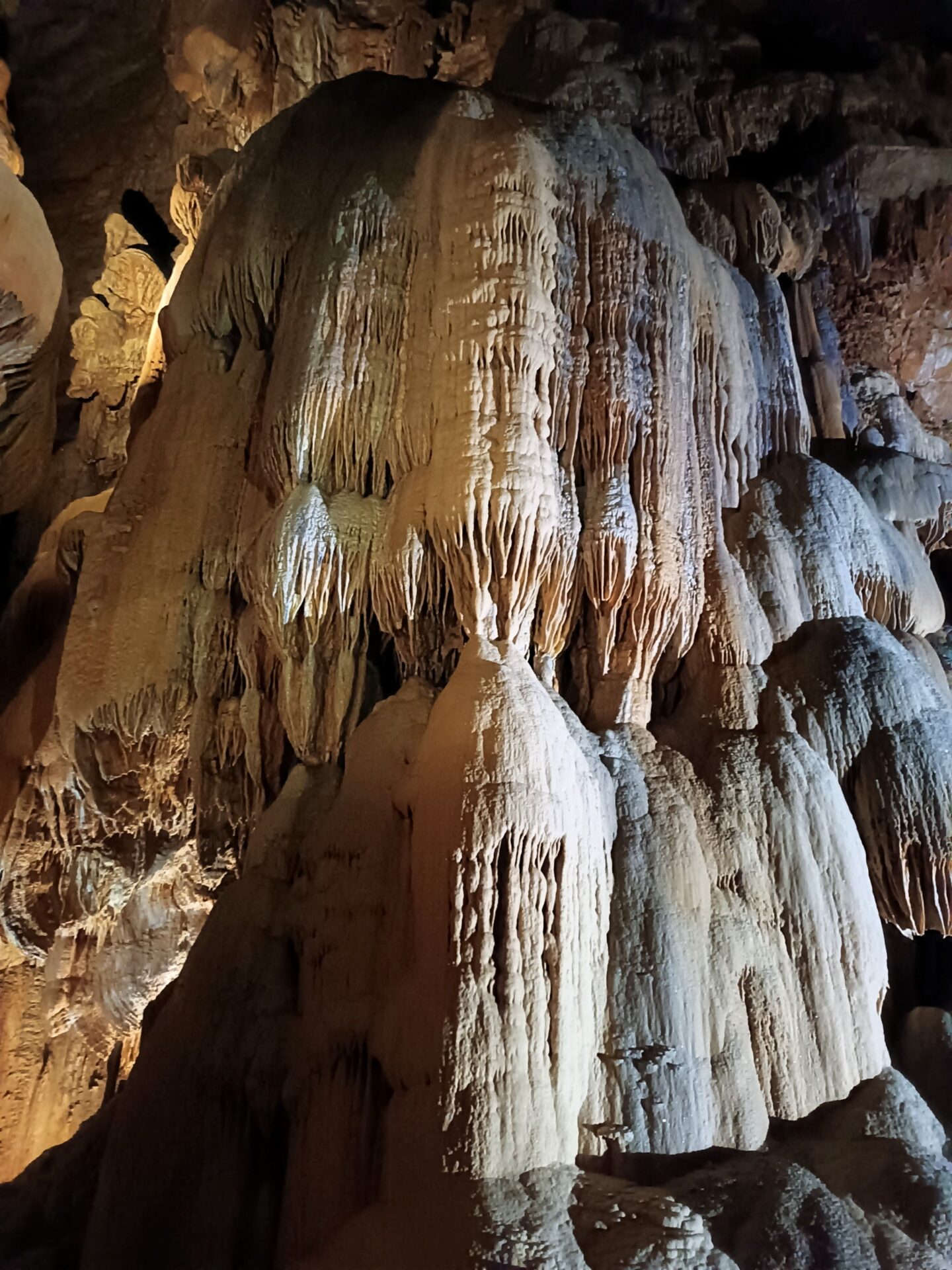 Monumento Natural subterráneo en Francia Cueva con río en Dordoña