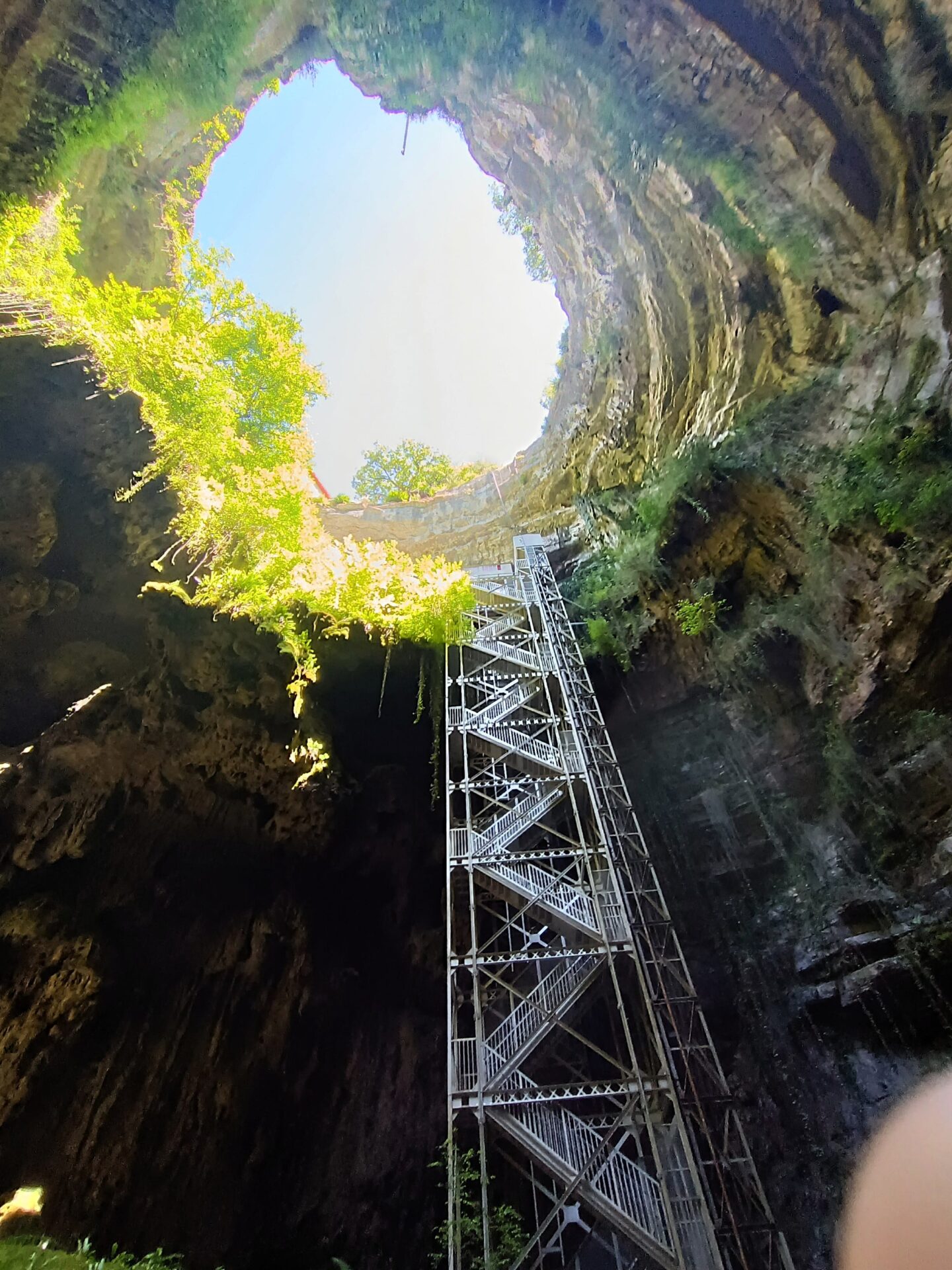 Cueva con ascensor en Francia