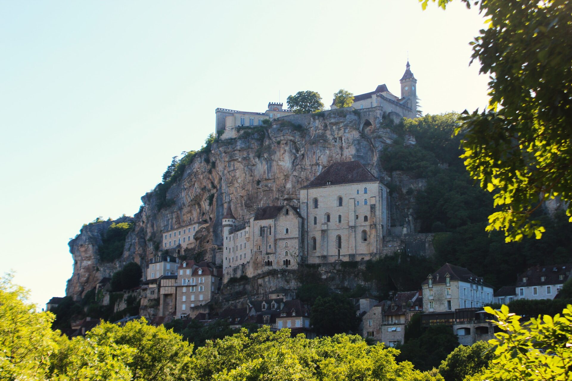 Pueblo suspendido en una roca en Occitania Santuario de Rocamadour