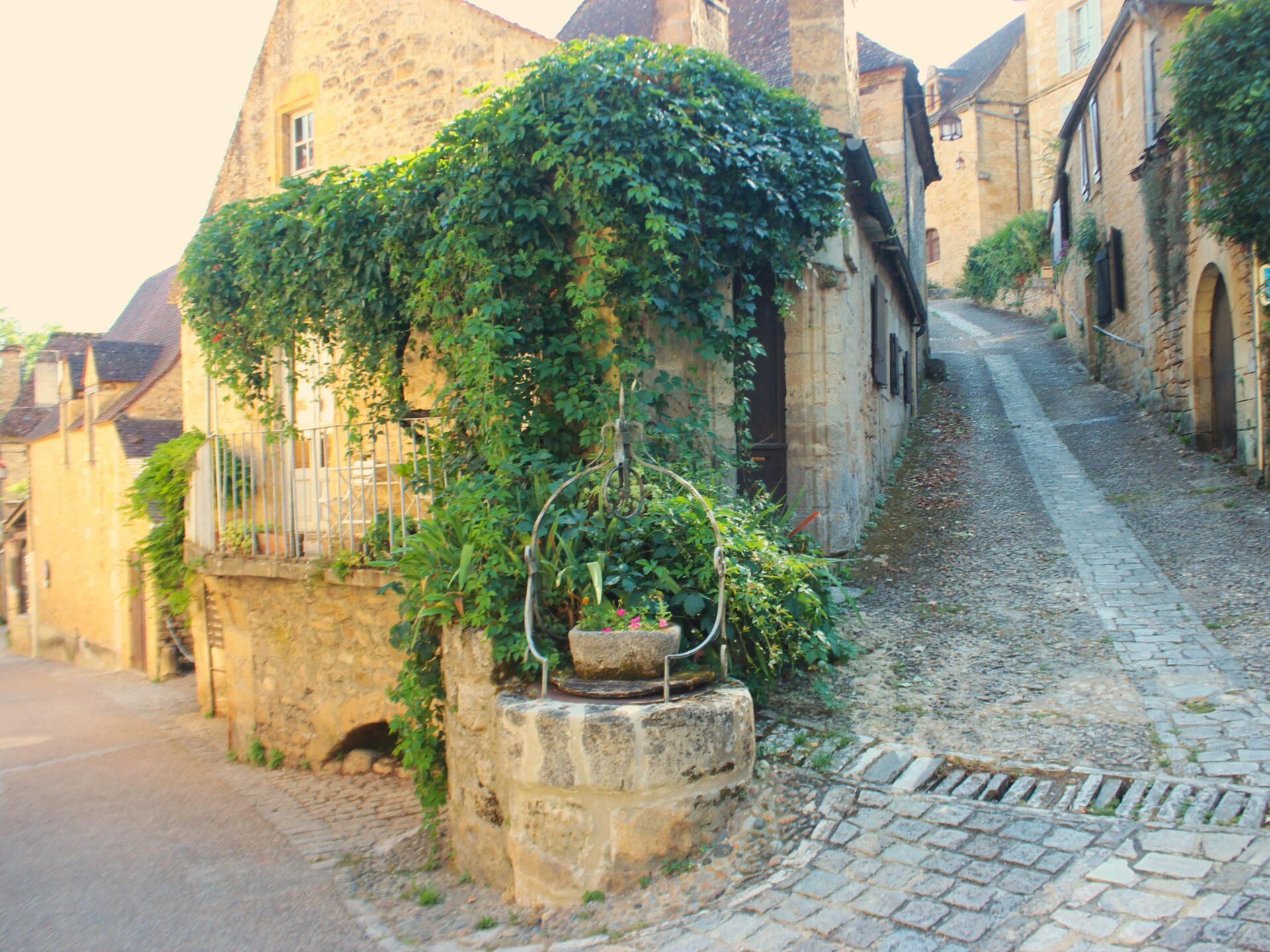 Pueblos del Périgord Calles empedradas con pozo de Beynac