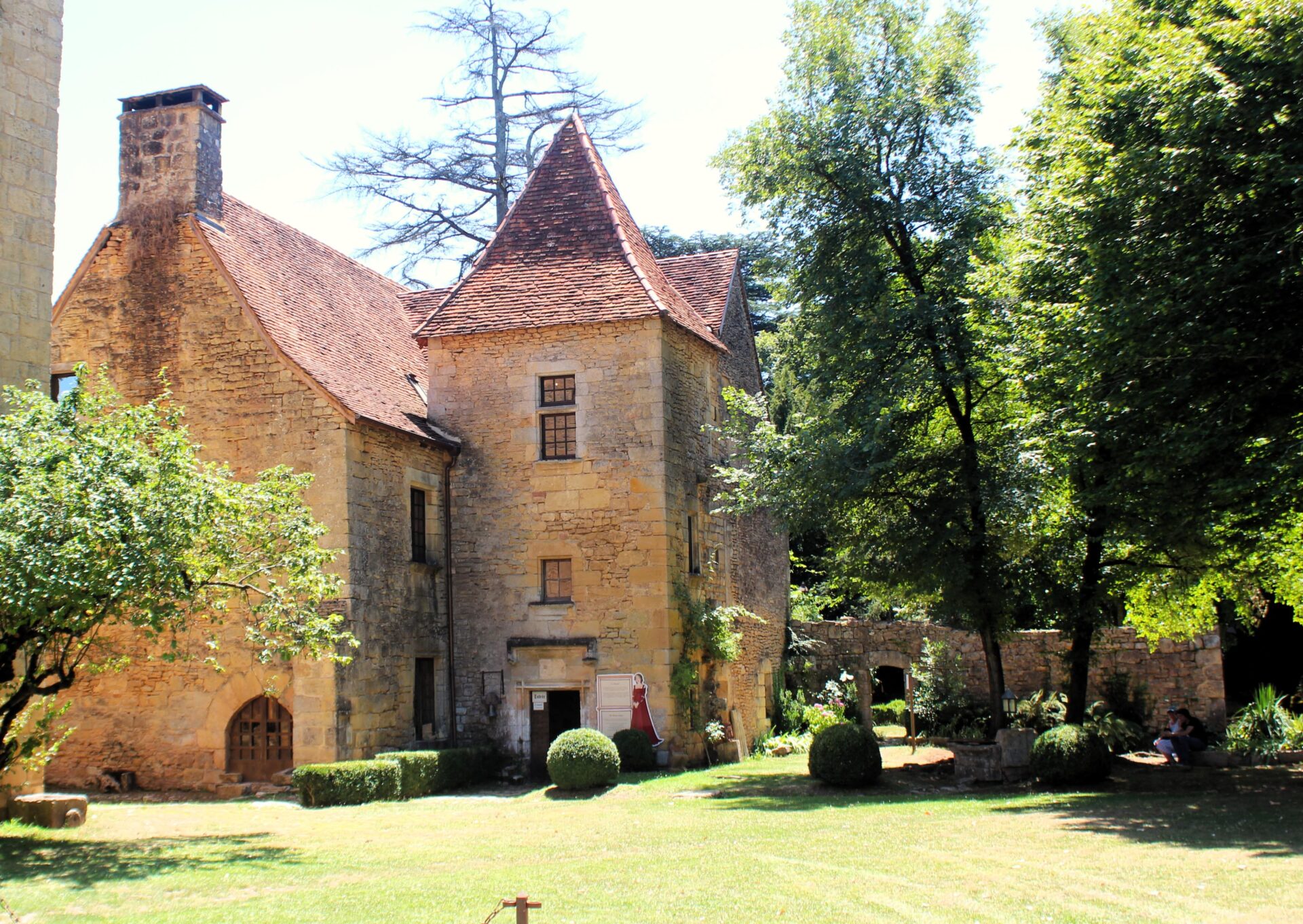 Donjon y jardines de la Salle Périgord Noir Qué ver en Saint-Léon-sur-Vézère