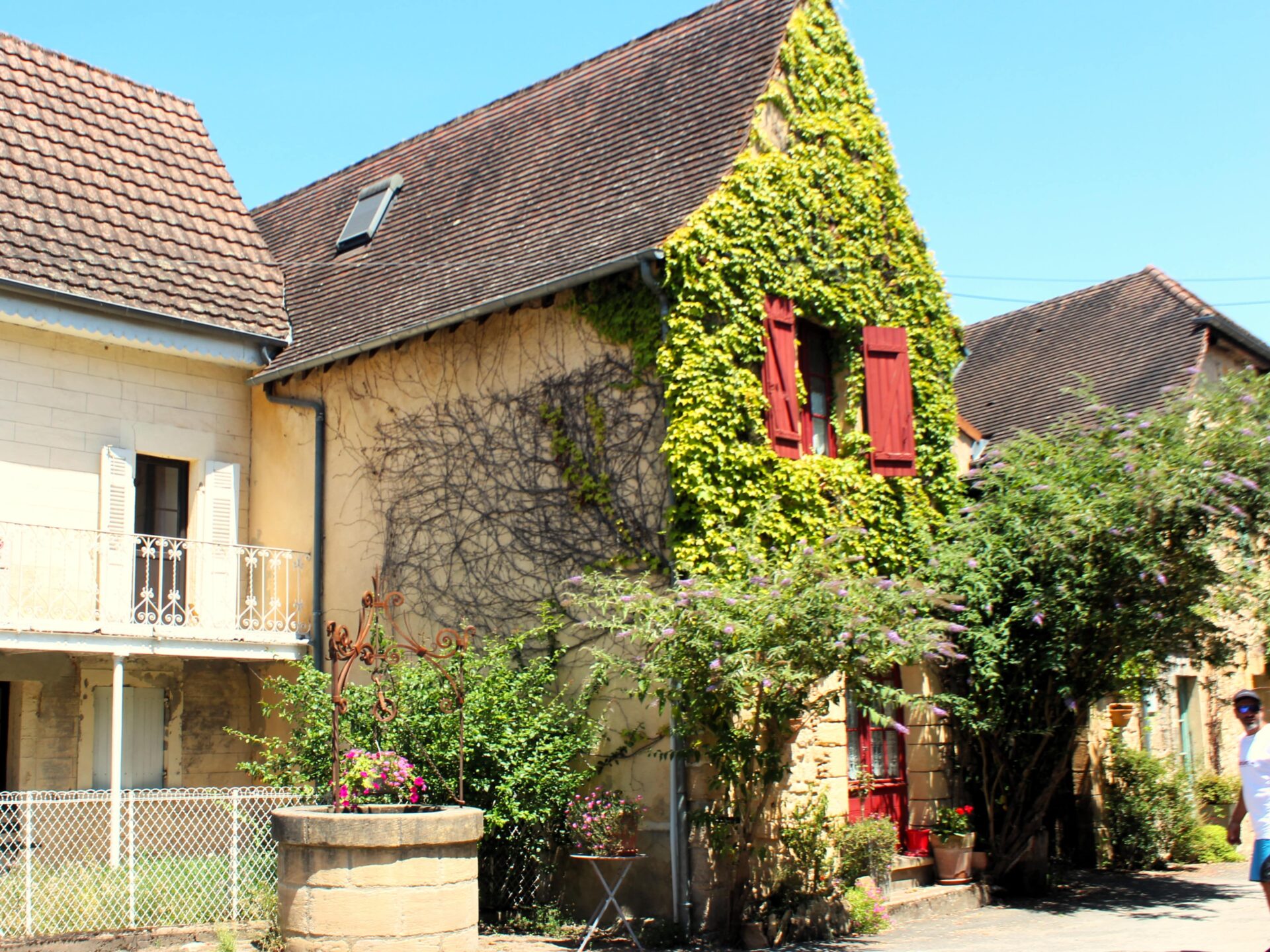 Qué ver en Saint-Léon-sur-Vézère Casas tradicionales y pozo en Saint-Léon-sur-Vézère