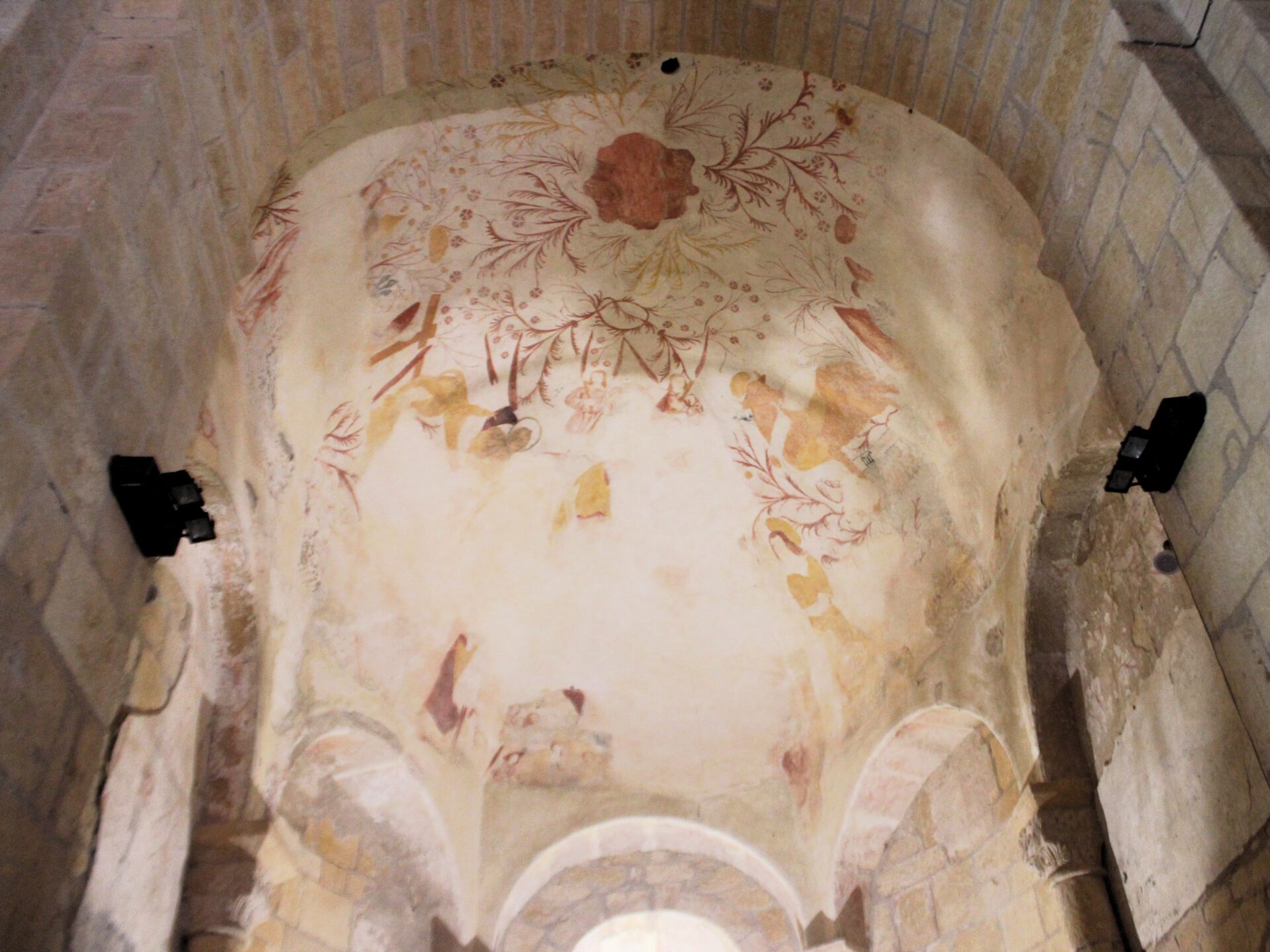 Iglesia románica Saint-Léon-sur-Vézère (Dordoña) Fresco en el interior de la iglesia románica Saint-Léon-sur-Vézère