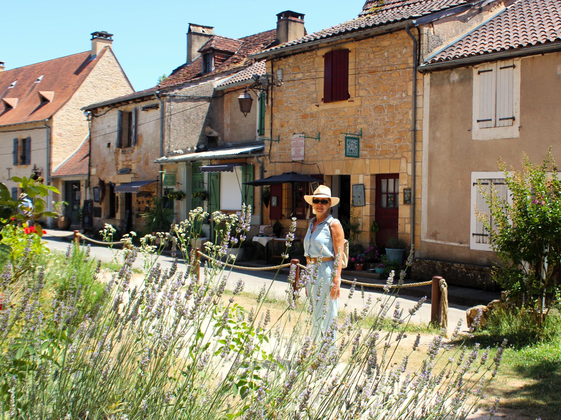 Qué ver Saint-Léon-sur-Vézère. Périgord Noir Pueblos más bonitos de Dordoña
