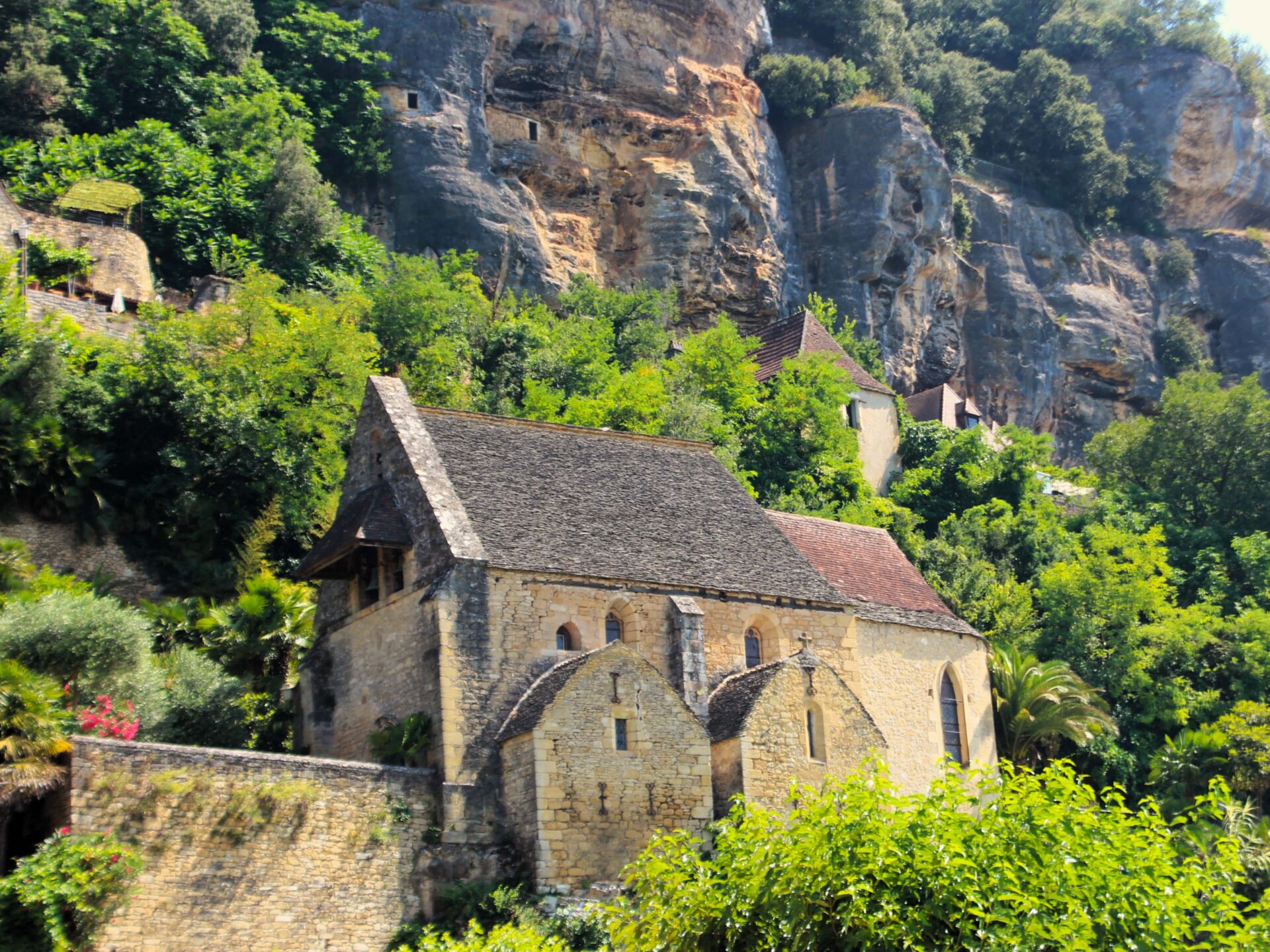 Iglesia de Notre-Dame sobre el río Dordoña