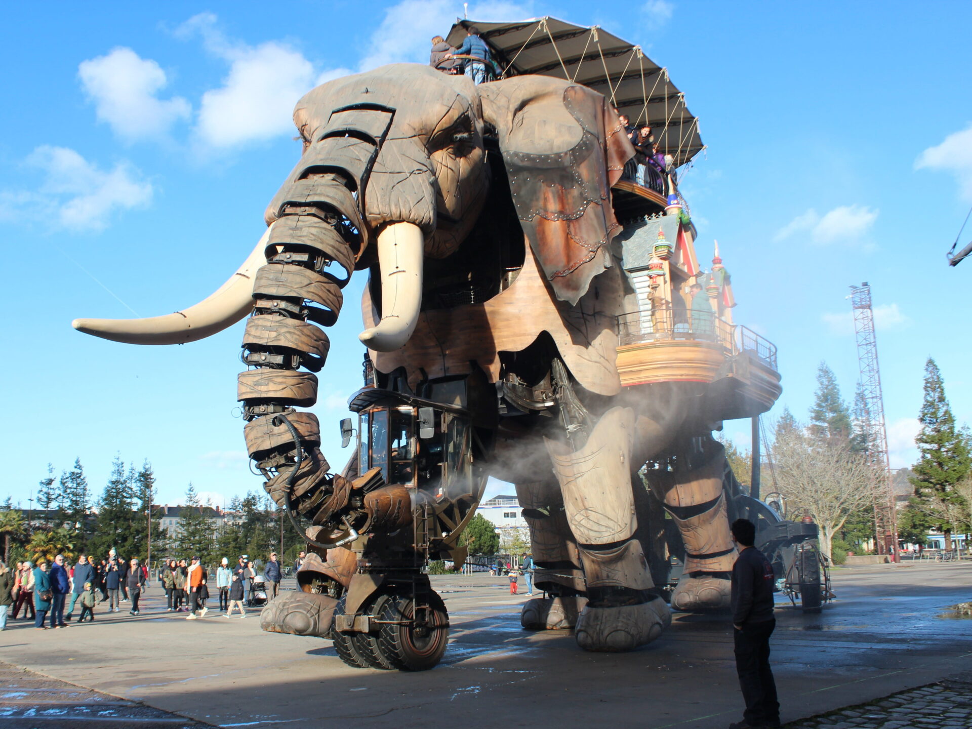 Gran elefante de Nantes trompa agua Gran Elefante de Nantes echando agua