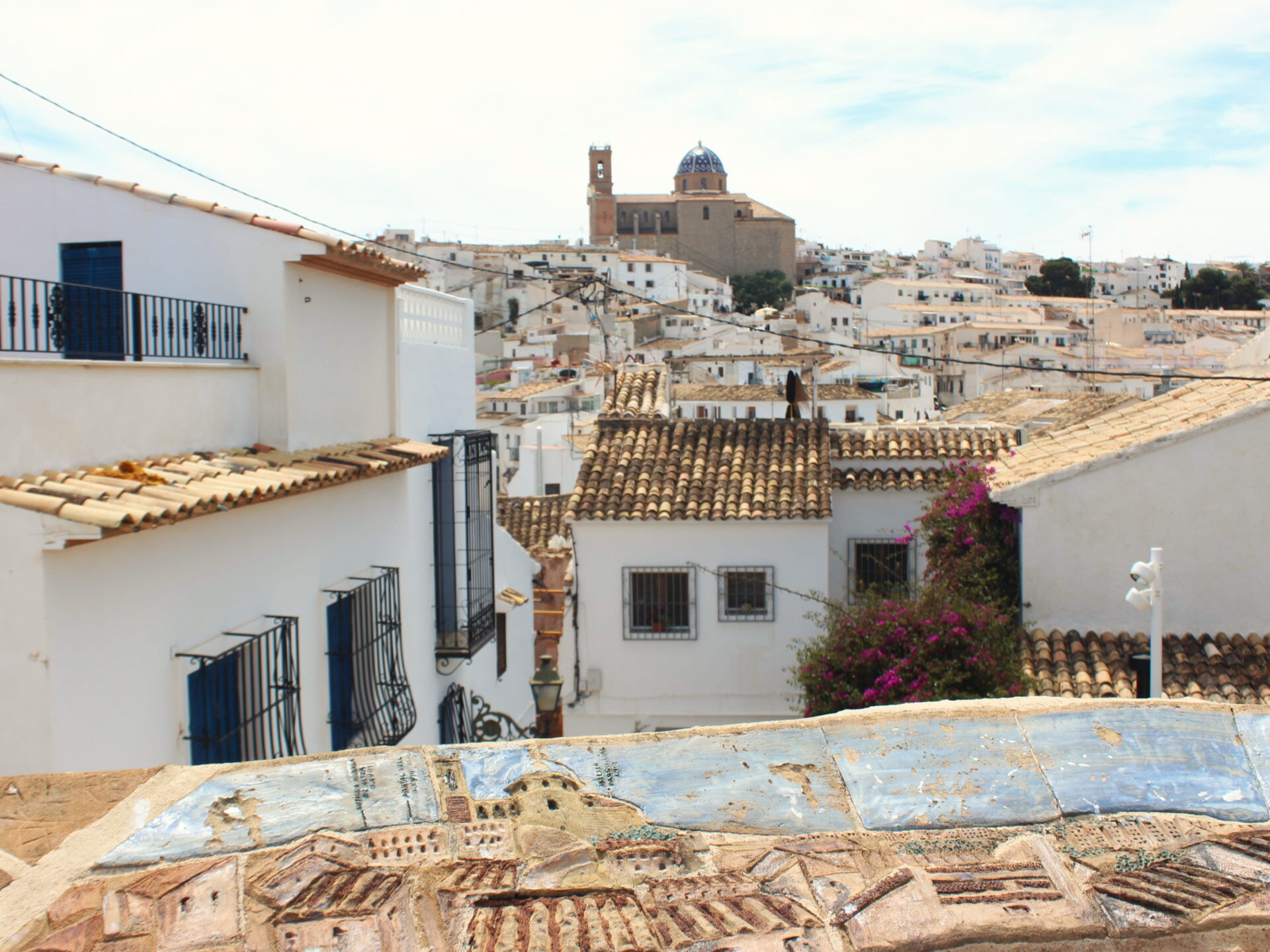 Torre Bellaguarda y cúpulas azules