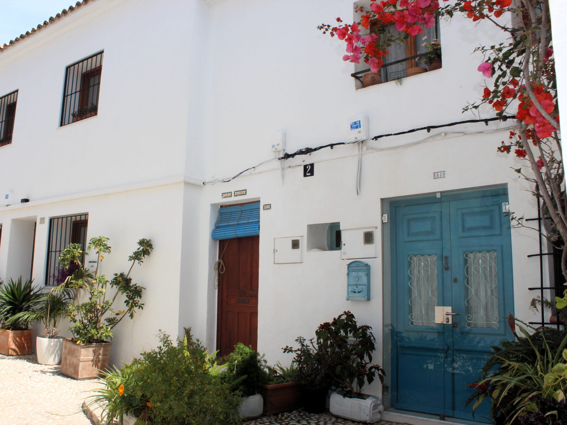 Fachada blanca y azul del Barrio de Bellaguarda en Altea