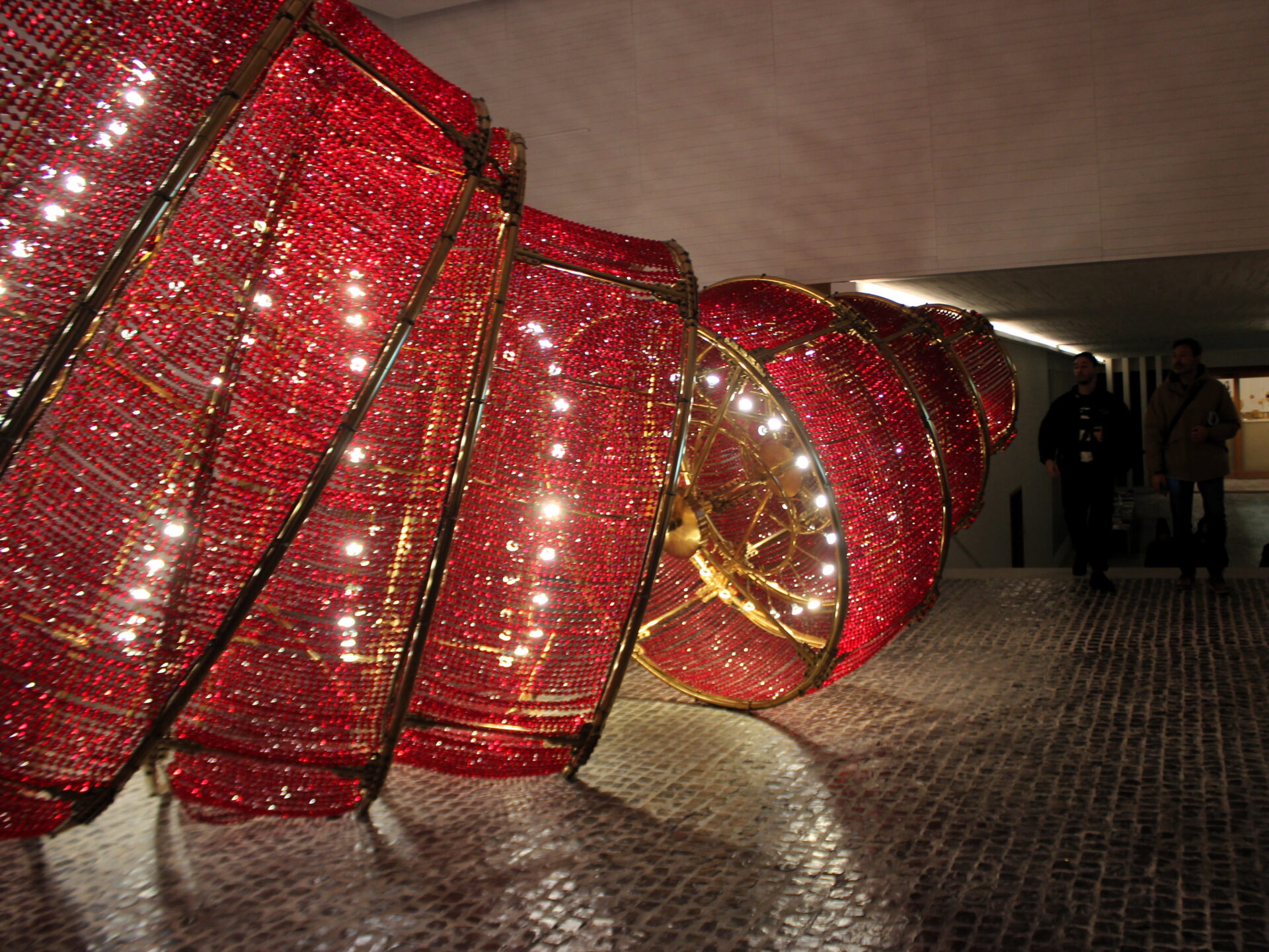 Lámpara roja Descending Light de Ai Weiwei