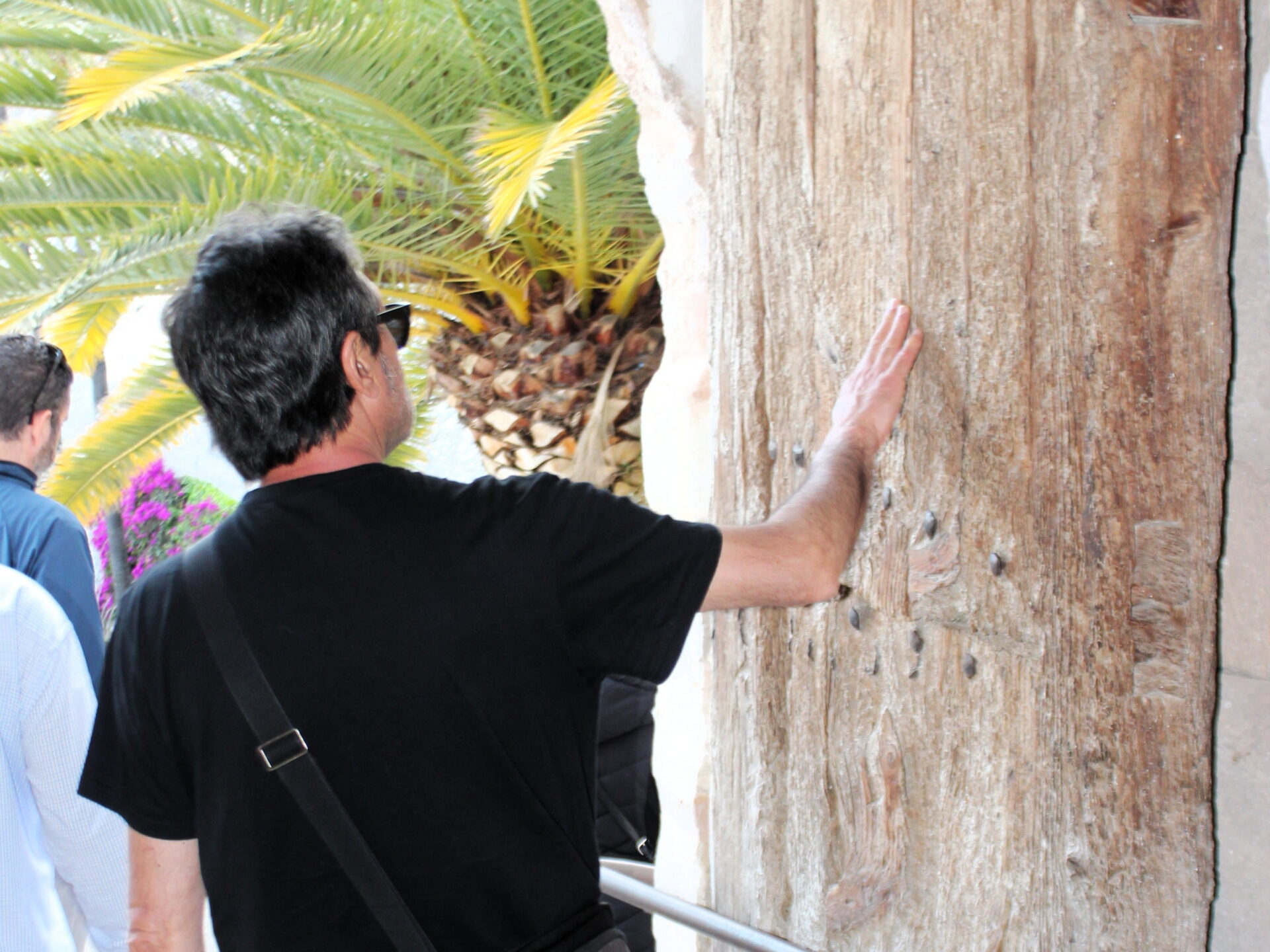 Puerta original de madera en Guadalest