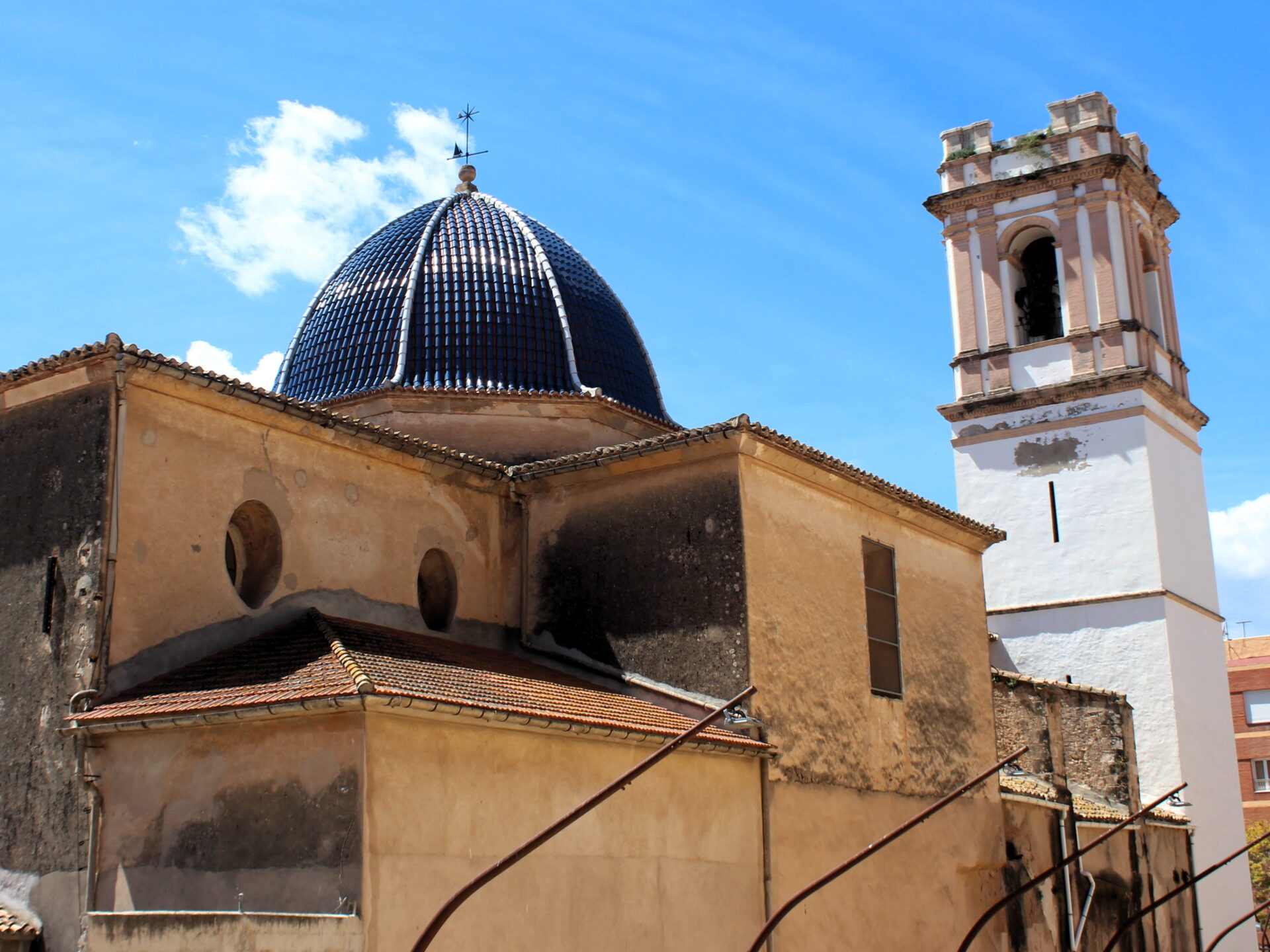 Iglesia cúpula azulejos azules