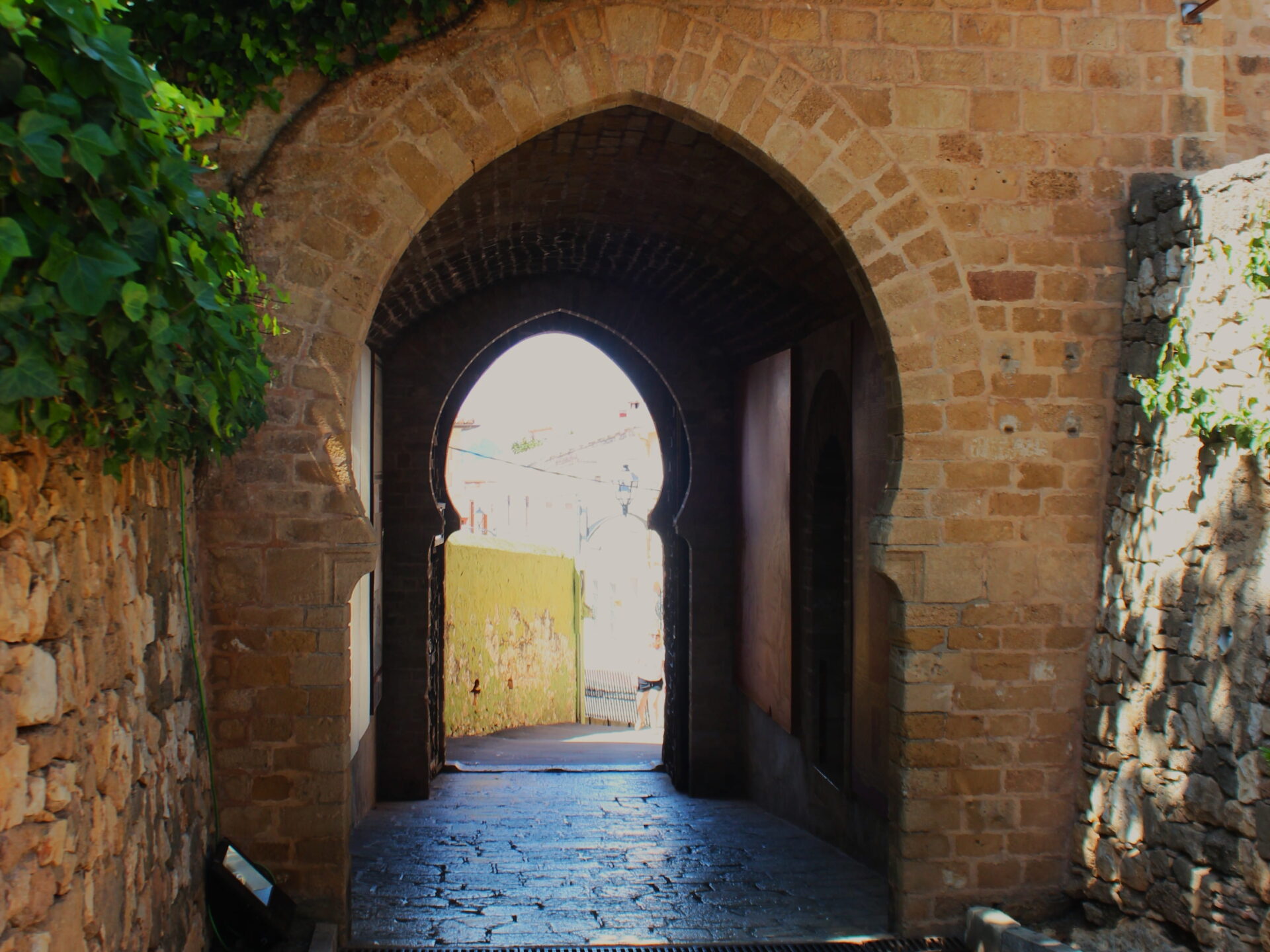 Puerta-herradura-castillo