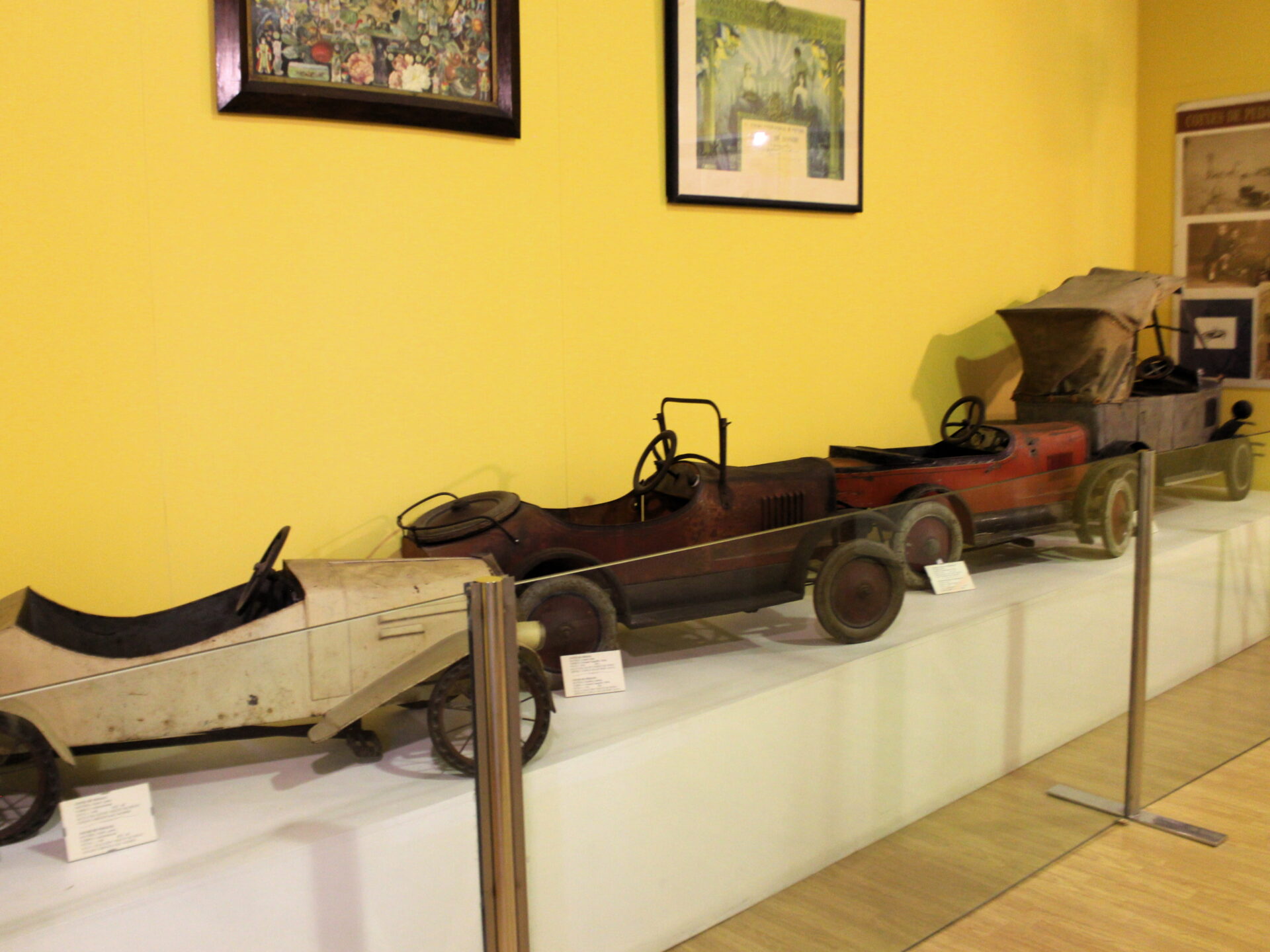 Coches de madera en Dénia