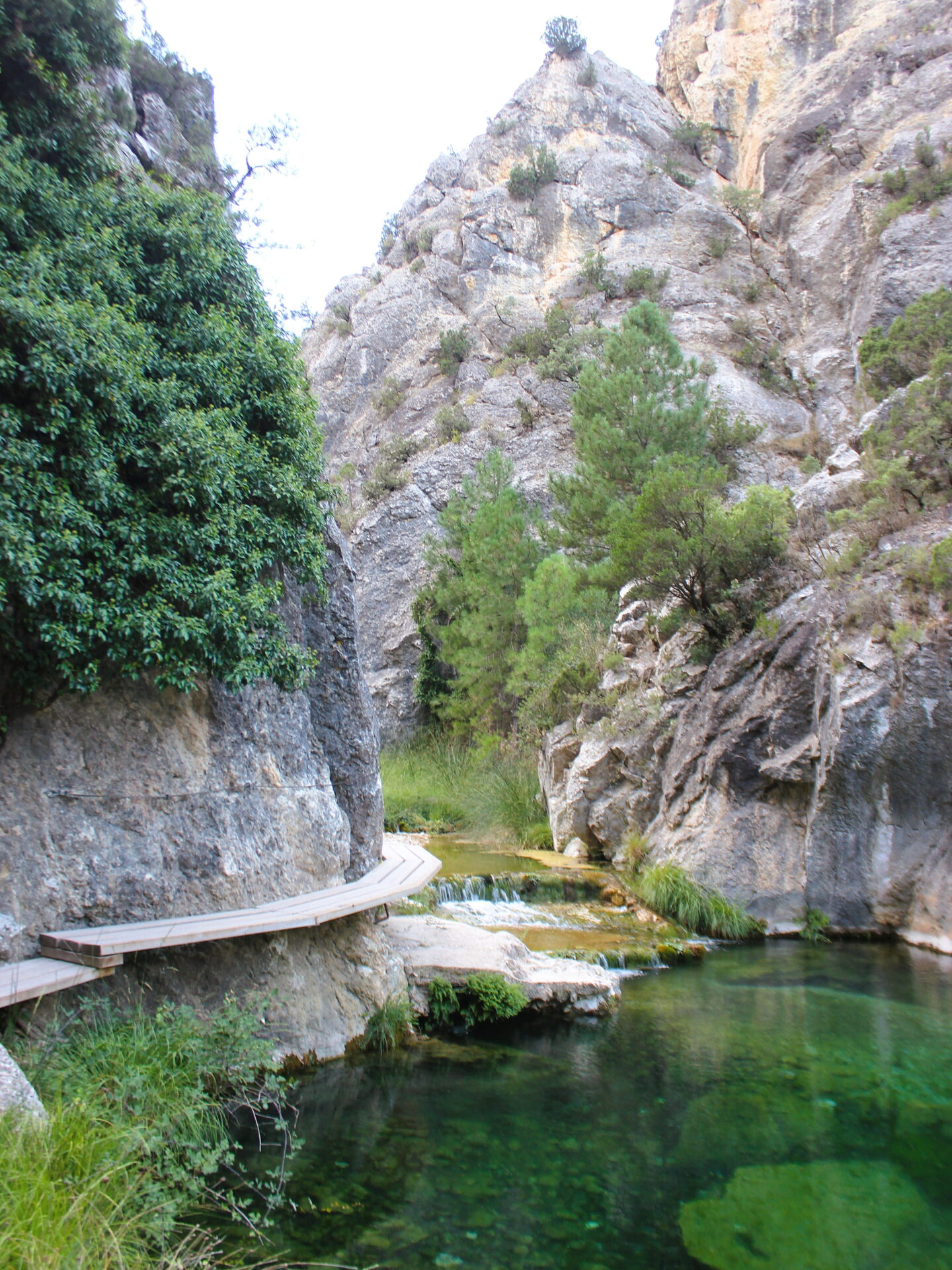 Pasarelas de madera sobre el agua turquesa en la ruta del Parrizal de Beceite