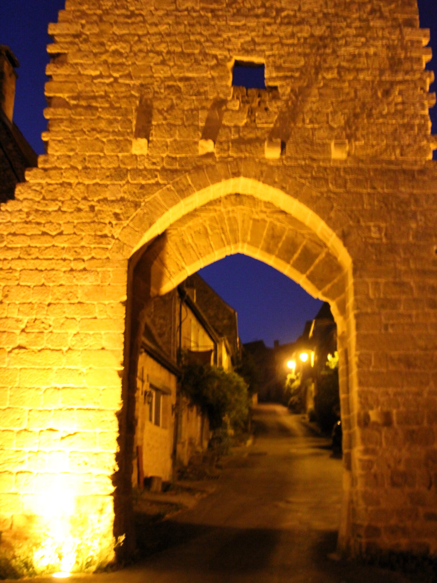 Porte del Bos con luces al anochecer