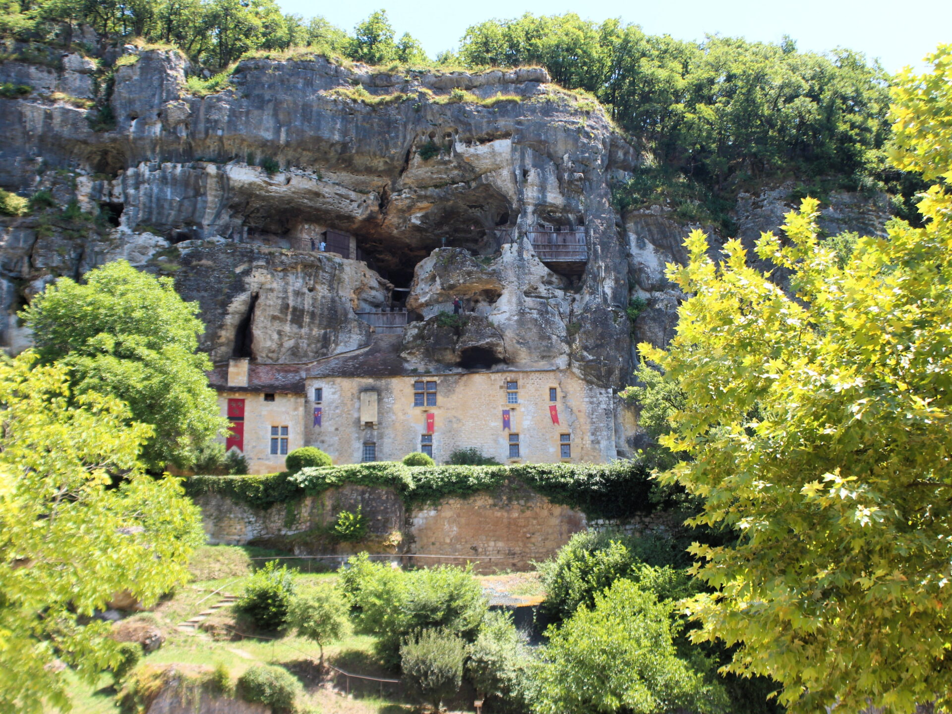 Maison-Forte Reignac, castillo troglodita en la pared del acantilado. Dordoña