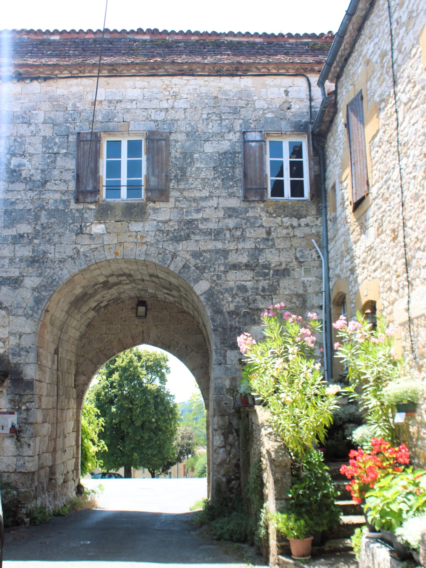 Puerta de la bastida medieval en Périgord. Dordoña
