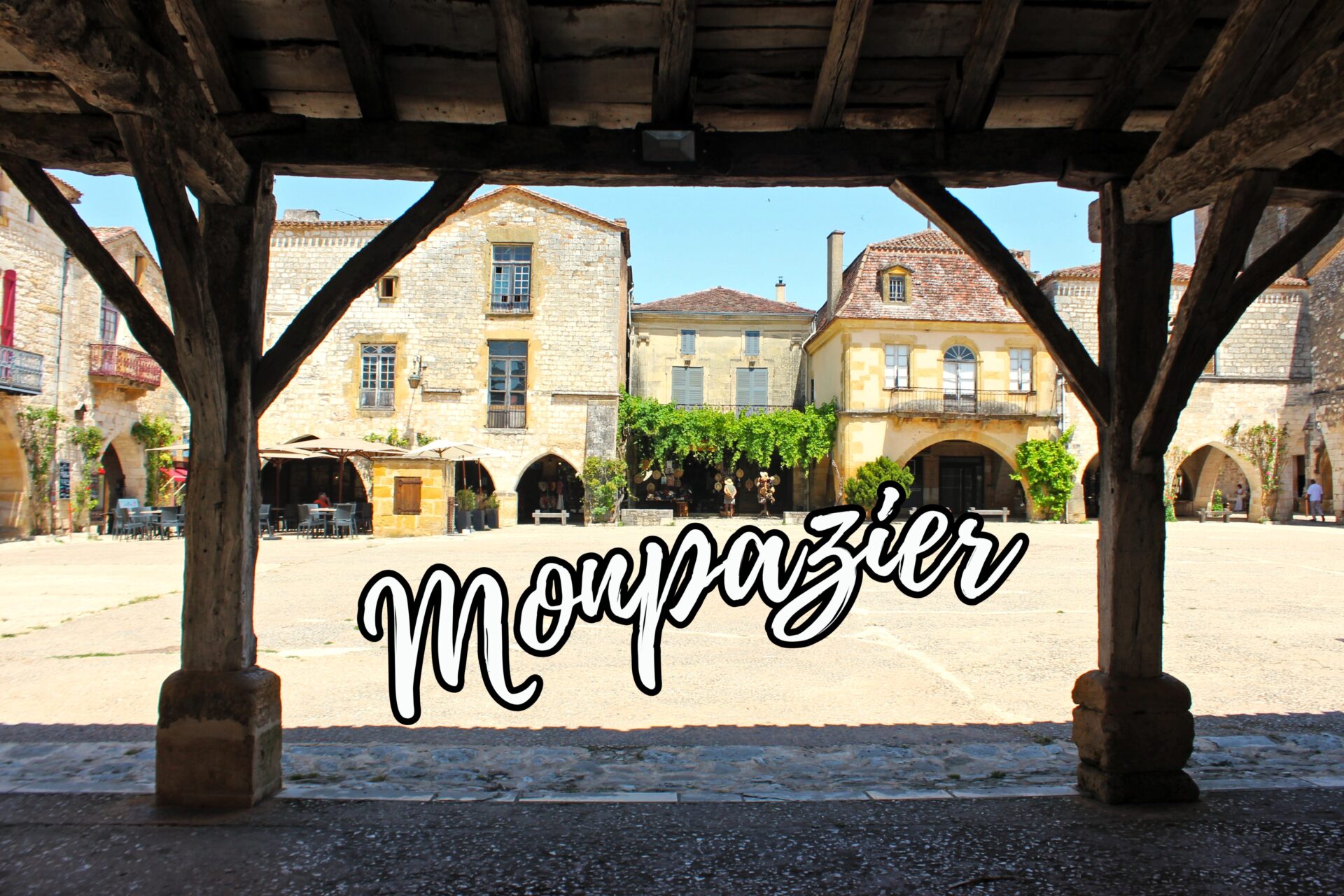 Plaza medieval de Monpazier con soportales