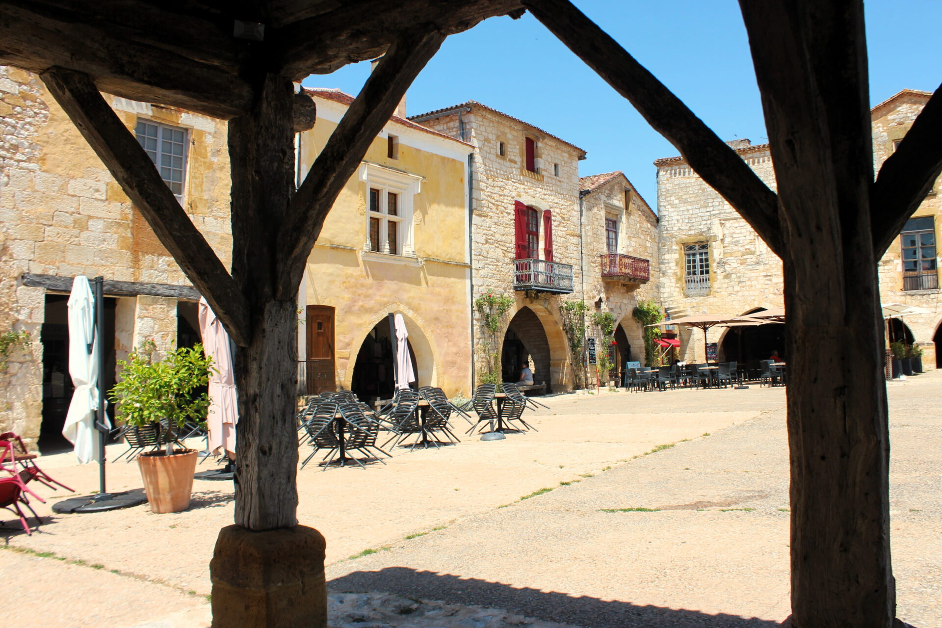Place des Cornières con soportales. Dordoña