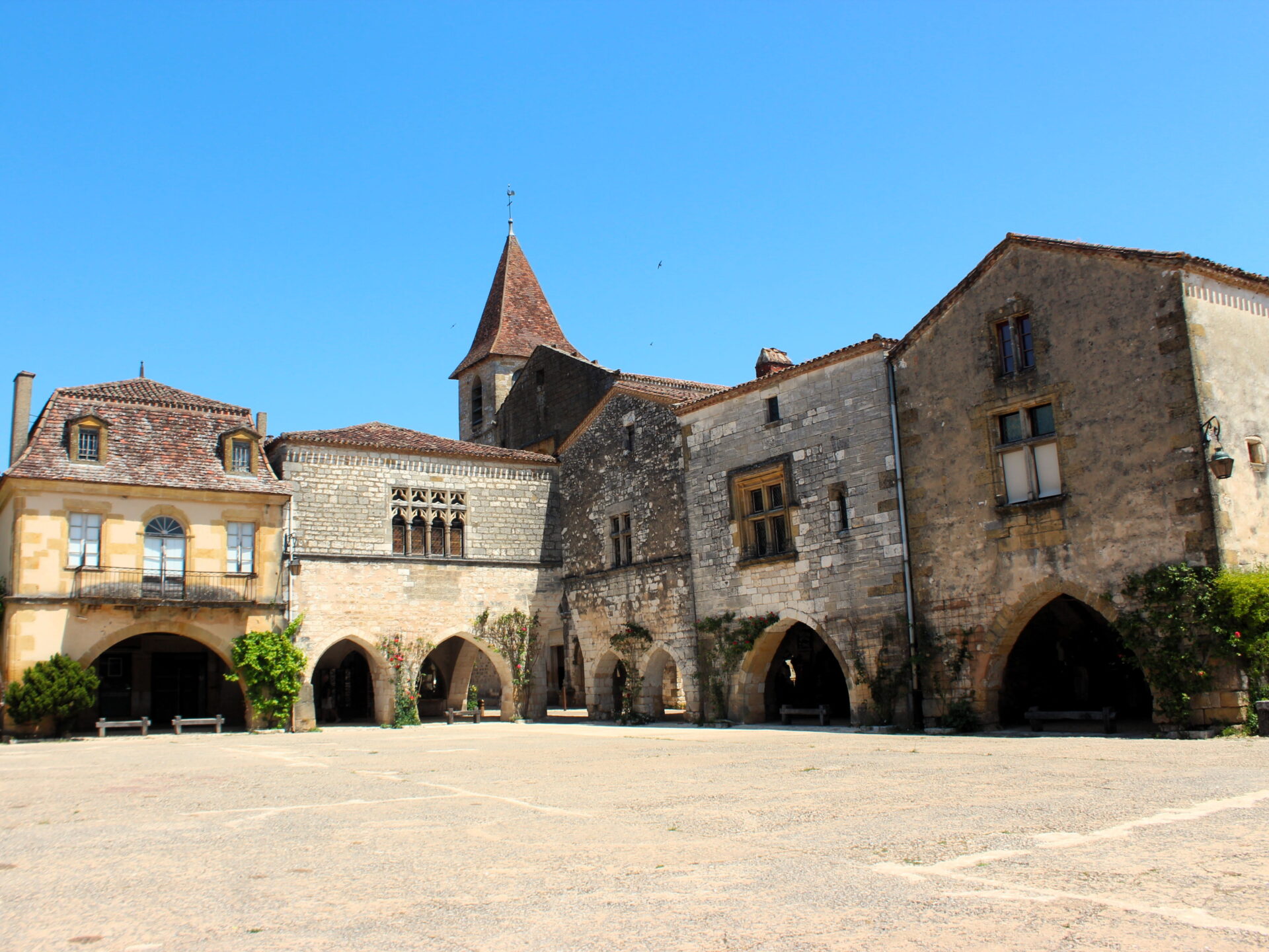 Majestuosas viviendas de piedra sobre arcos en la plaza de Cornières