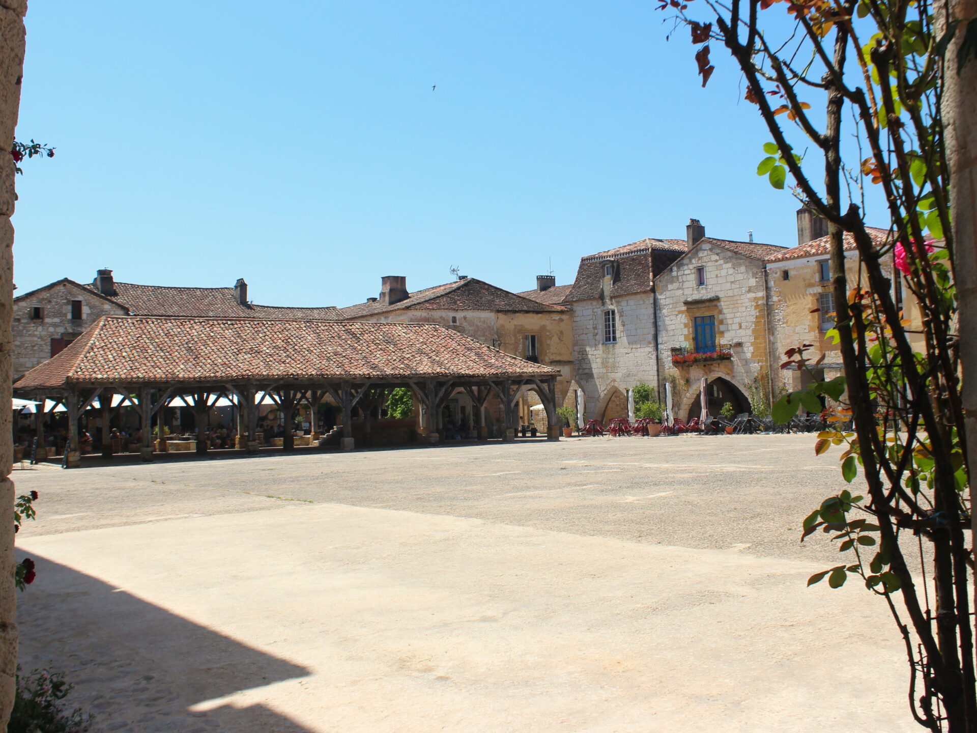 La Halle de Monpazier, mercado de madera en la plaza de Cornières