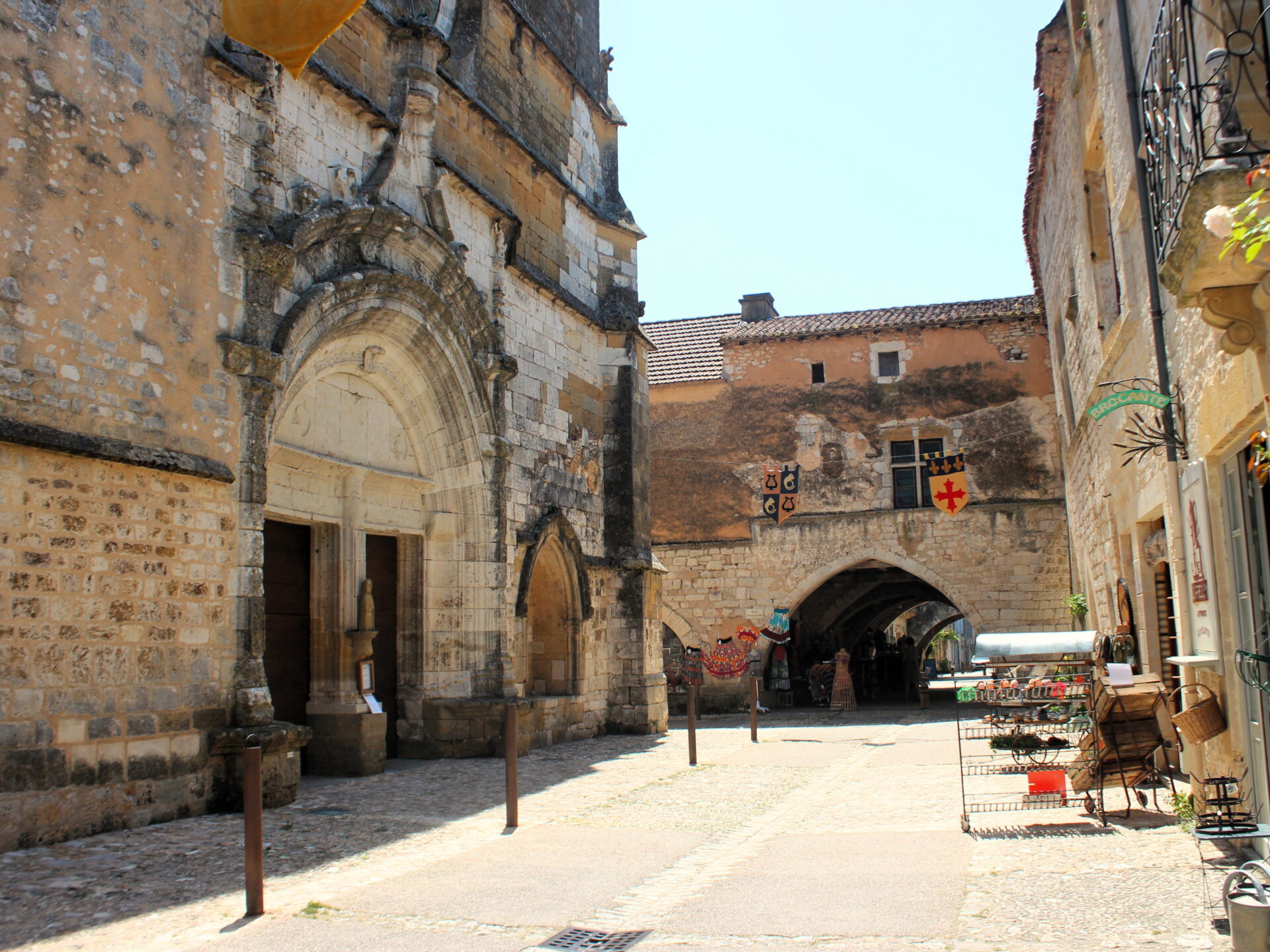 Portada renacentista de la iglesia de Saint-Dominique en la bastida del Périgord