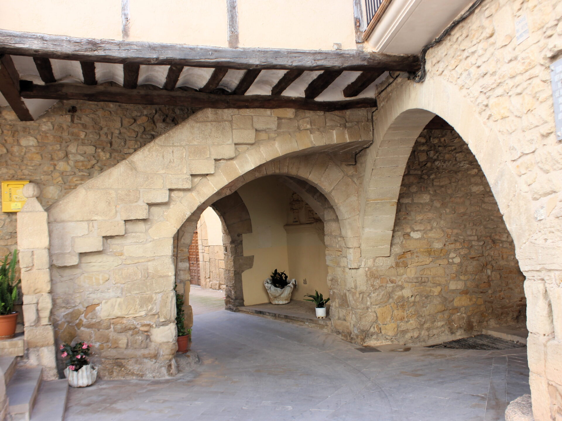 Portal de San Roque en Ráfales, pueblo del Matarraña