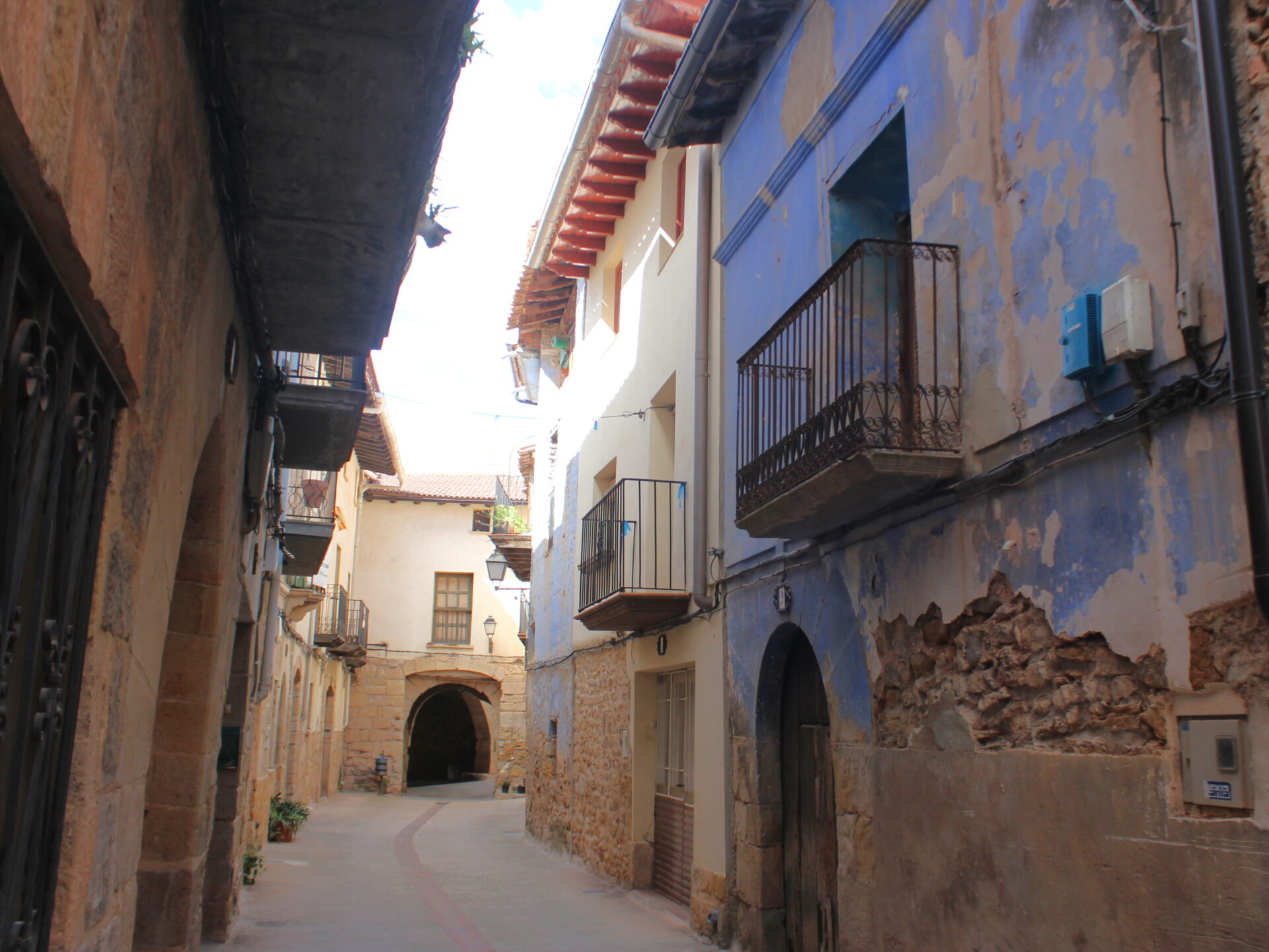 Casas con fachadas de azulete en los pueblos del Matarraña