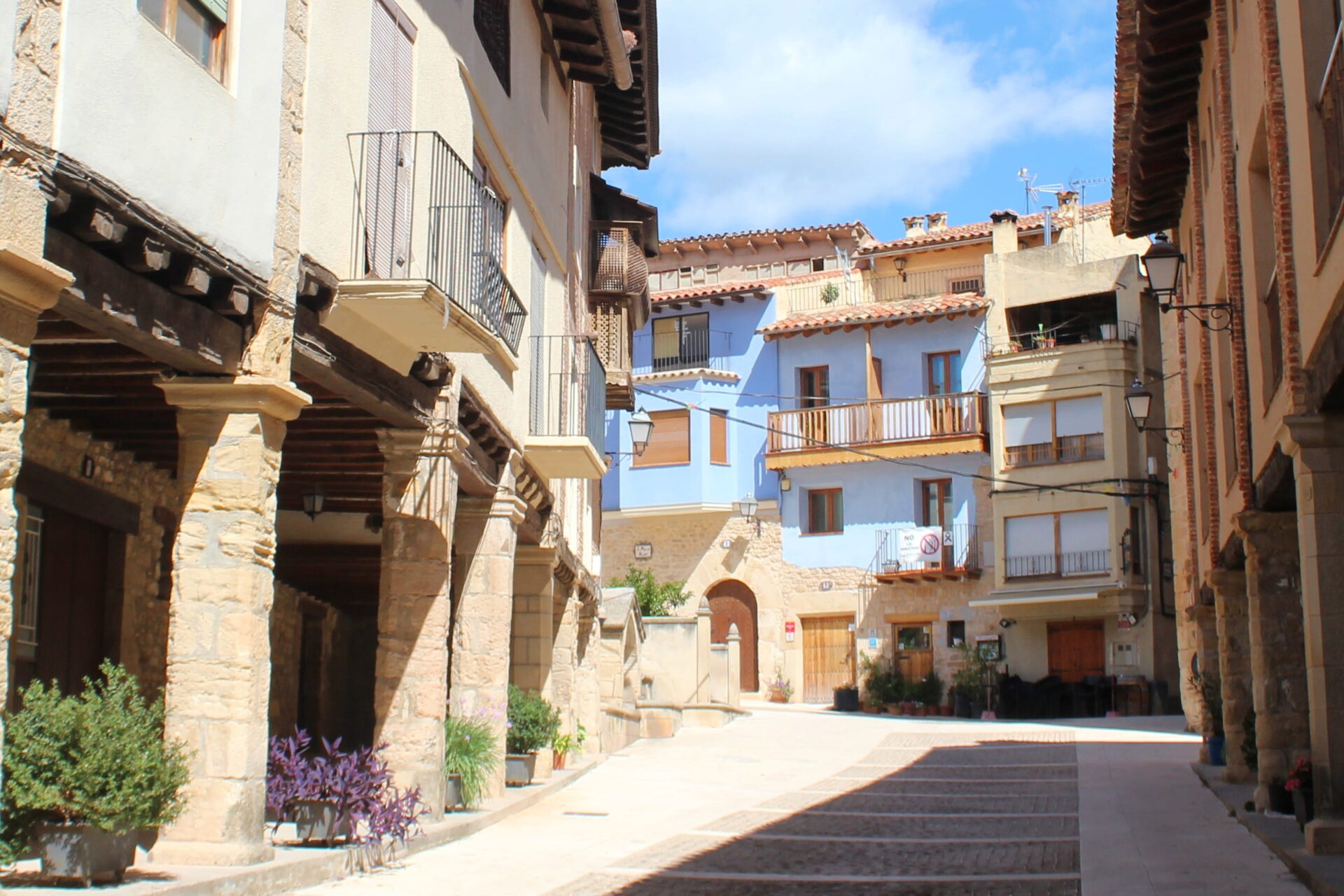 Plaza Mayor de Ráfales con casas de fachada azul