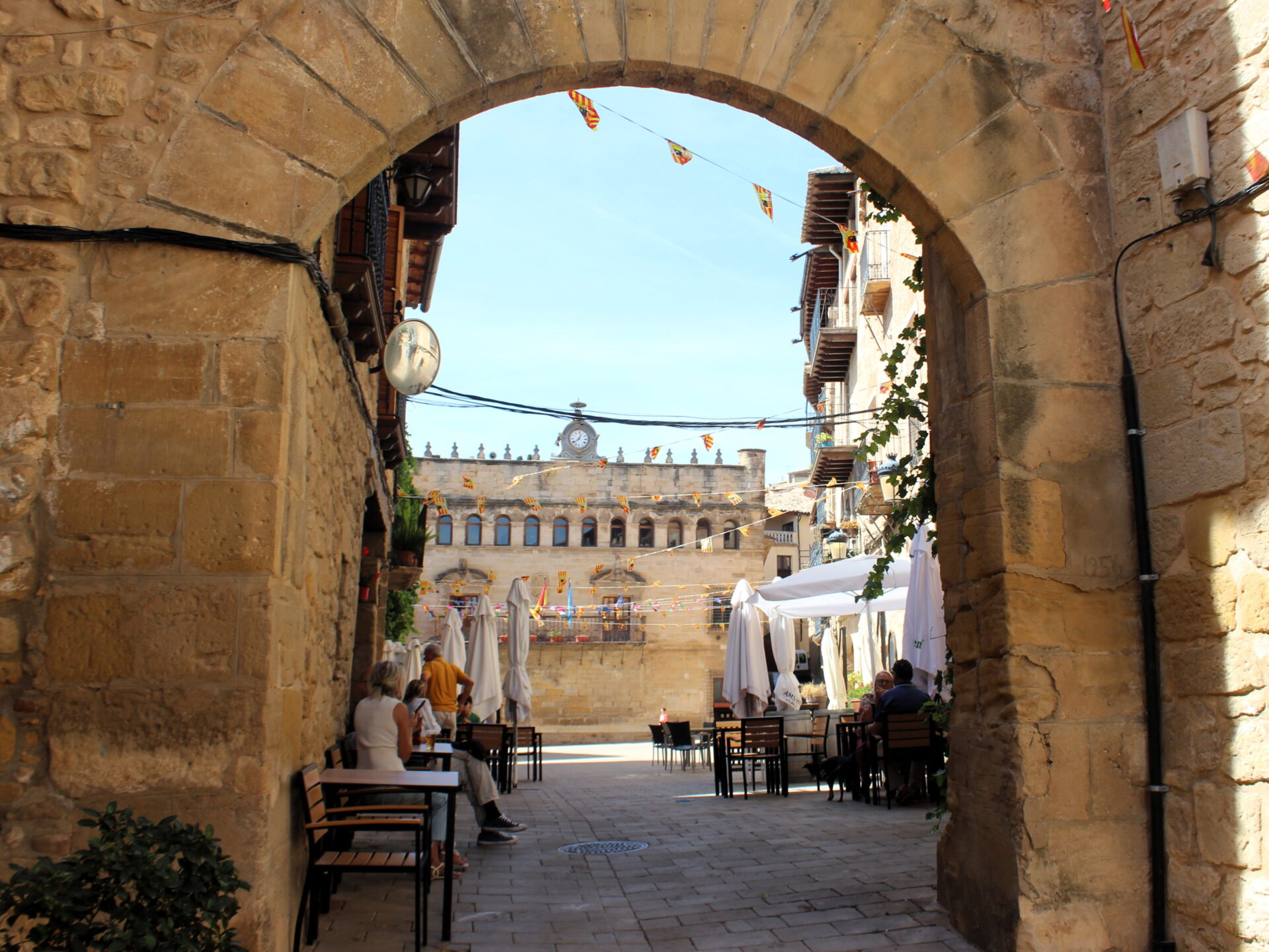 Puerta medieval en La Fresneda con vistas a la plaza Mayor 