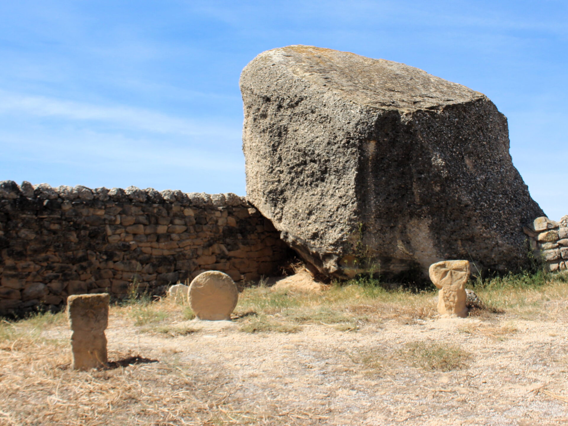 Lapidas redondas de piedra en cementerios antiguos