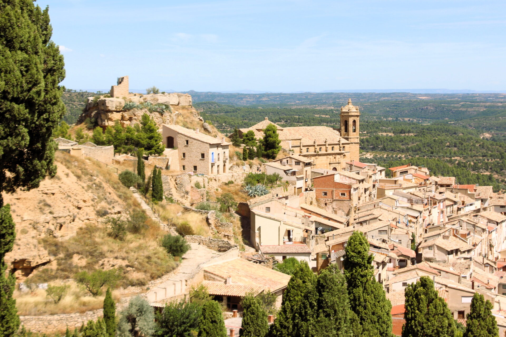 Vista general de La Fresneda con el castillo y la iglesia