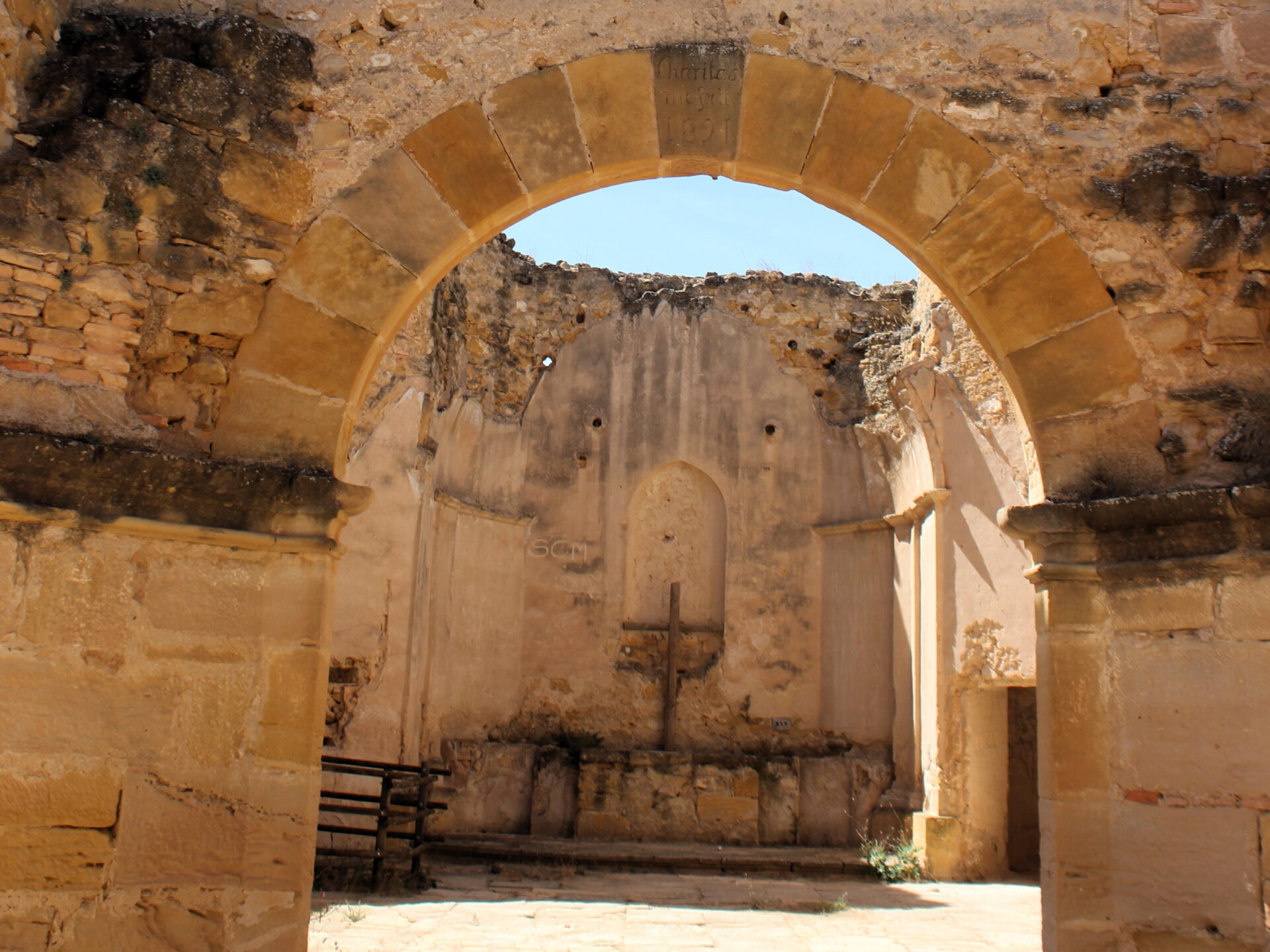 Arco de piedra y ábside de la ermita de Santa Bárbara en La Fresneda