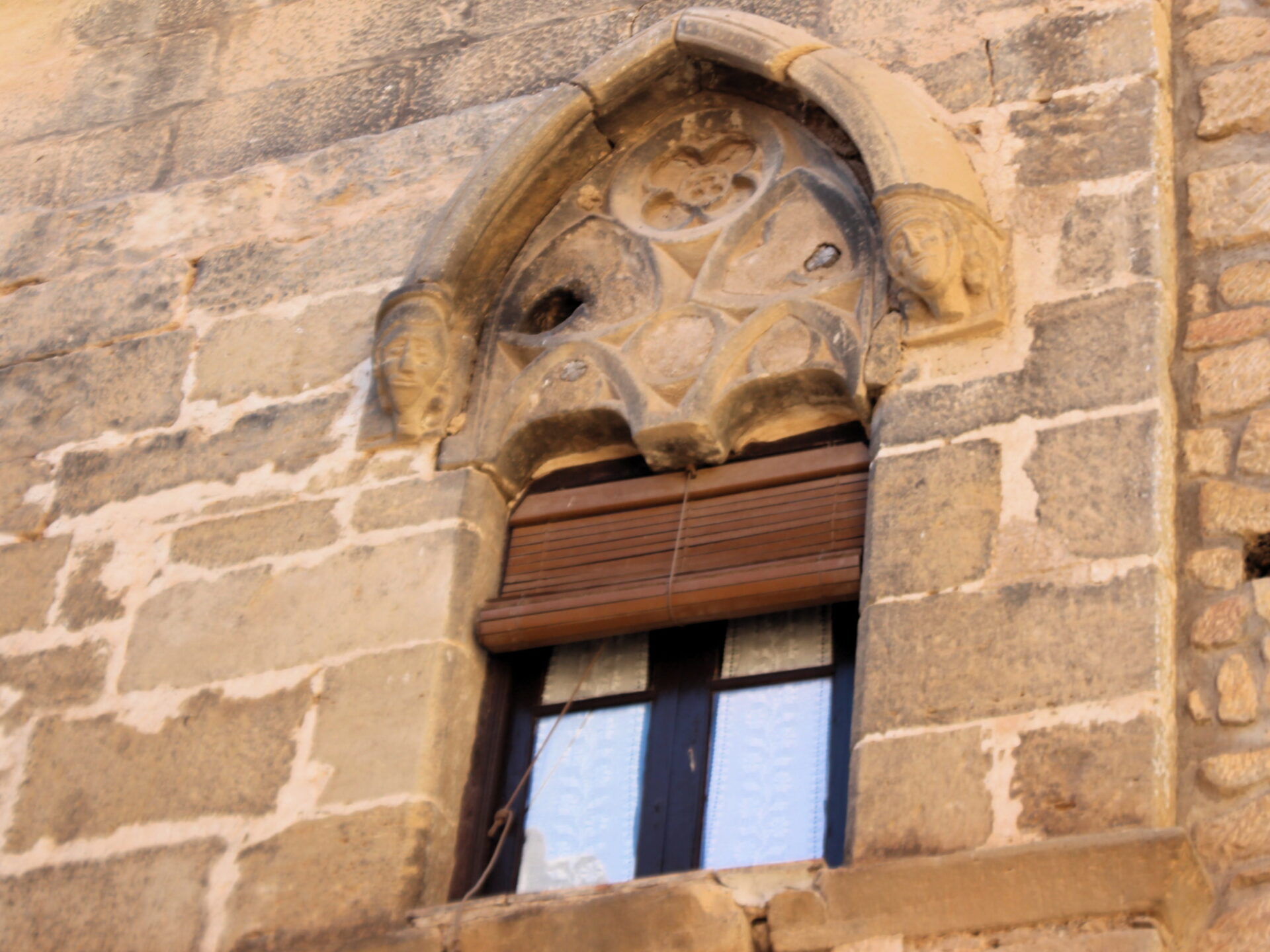 Ventana geminada estilo gótico en el Matarraña. Teruel