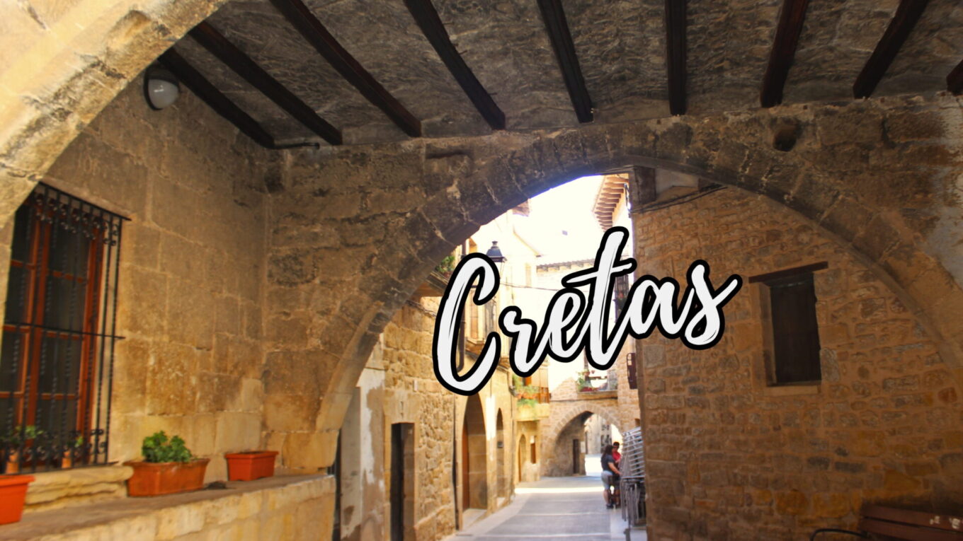 Puertas medievales con arco de piedra en Cretas. Matarraña. Teruel