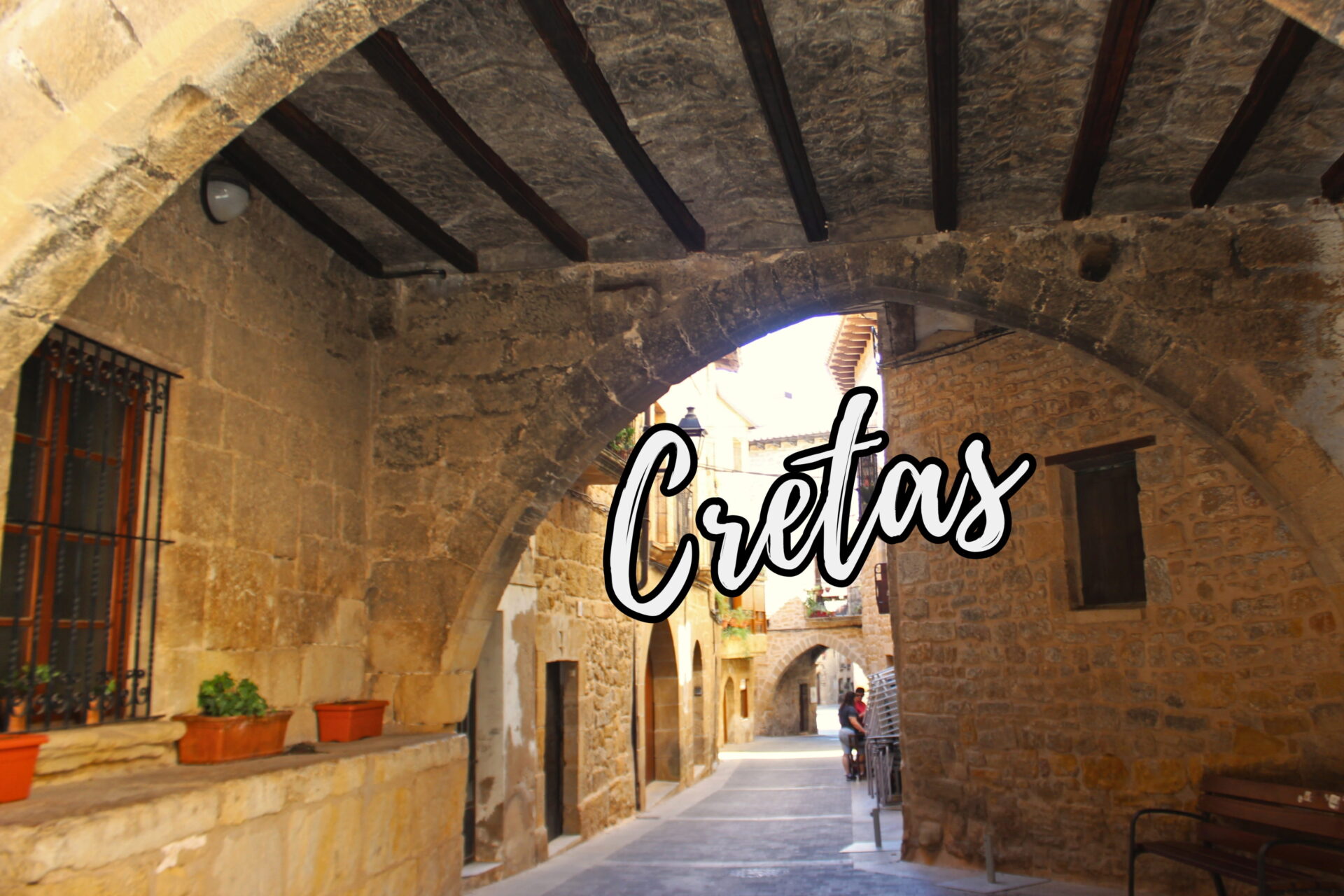 Puertas medievales con arco de piedra en Cretas. Matarraña. Teruel