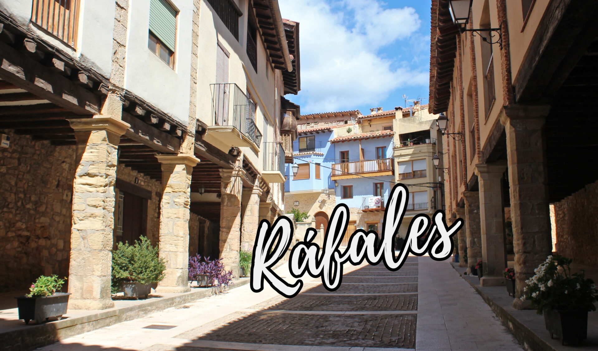 Plaza Mayor de Ráfales con soportales y fachadas en color azul