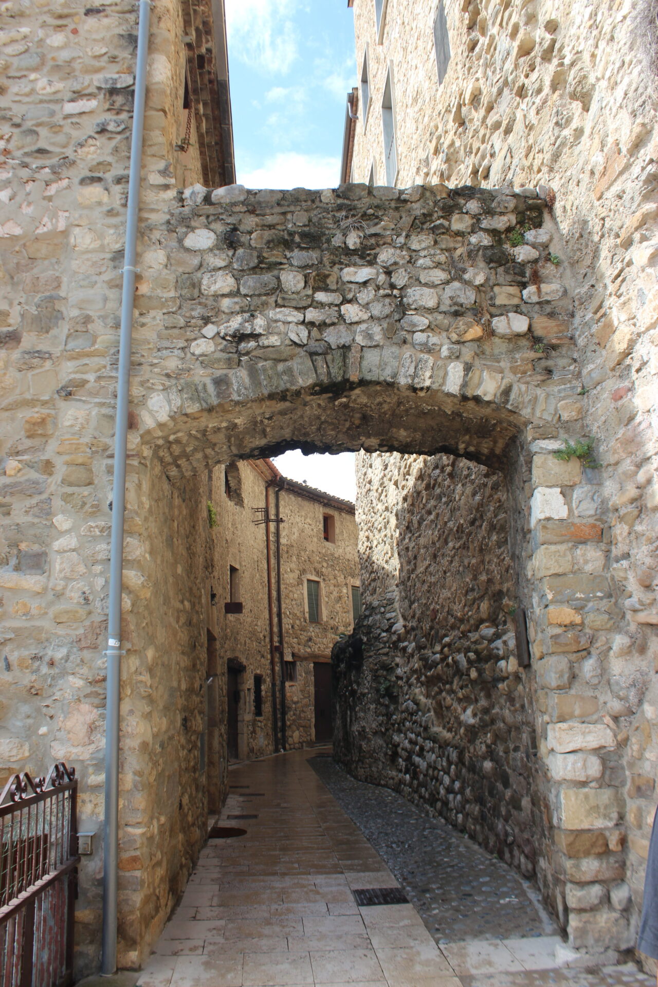 Portal de Rocafort en el bonito pueblo medieval de la comarca de La Garrotxa
