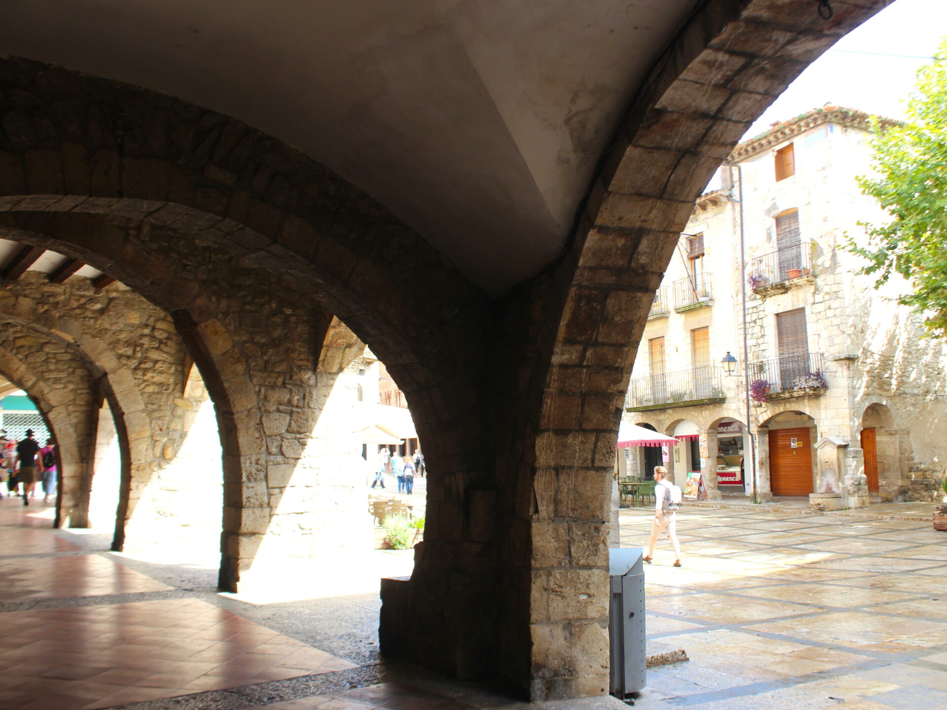Voltes de Plaza de la Libertad en la villa medieval de La Garrotxa