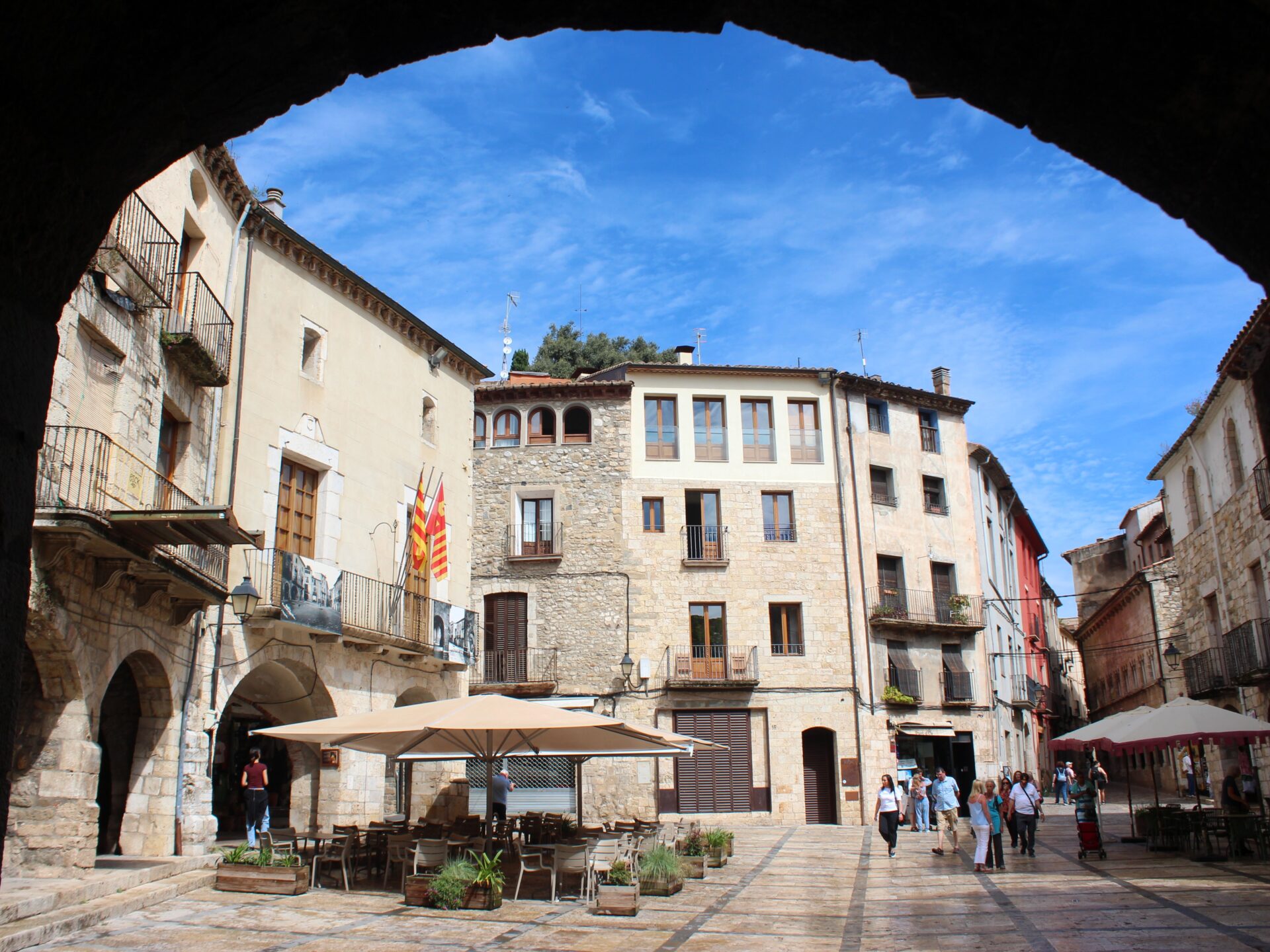 Qué ver en Besalú en un día: Voltes de la Plaza de la Libertad